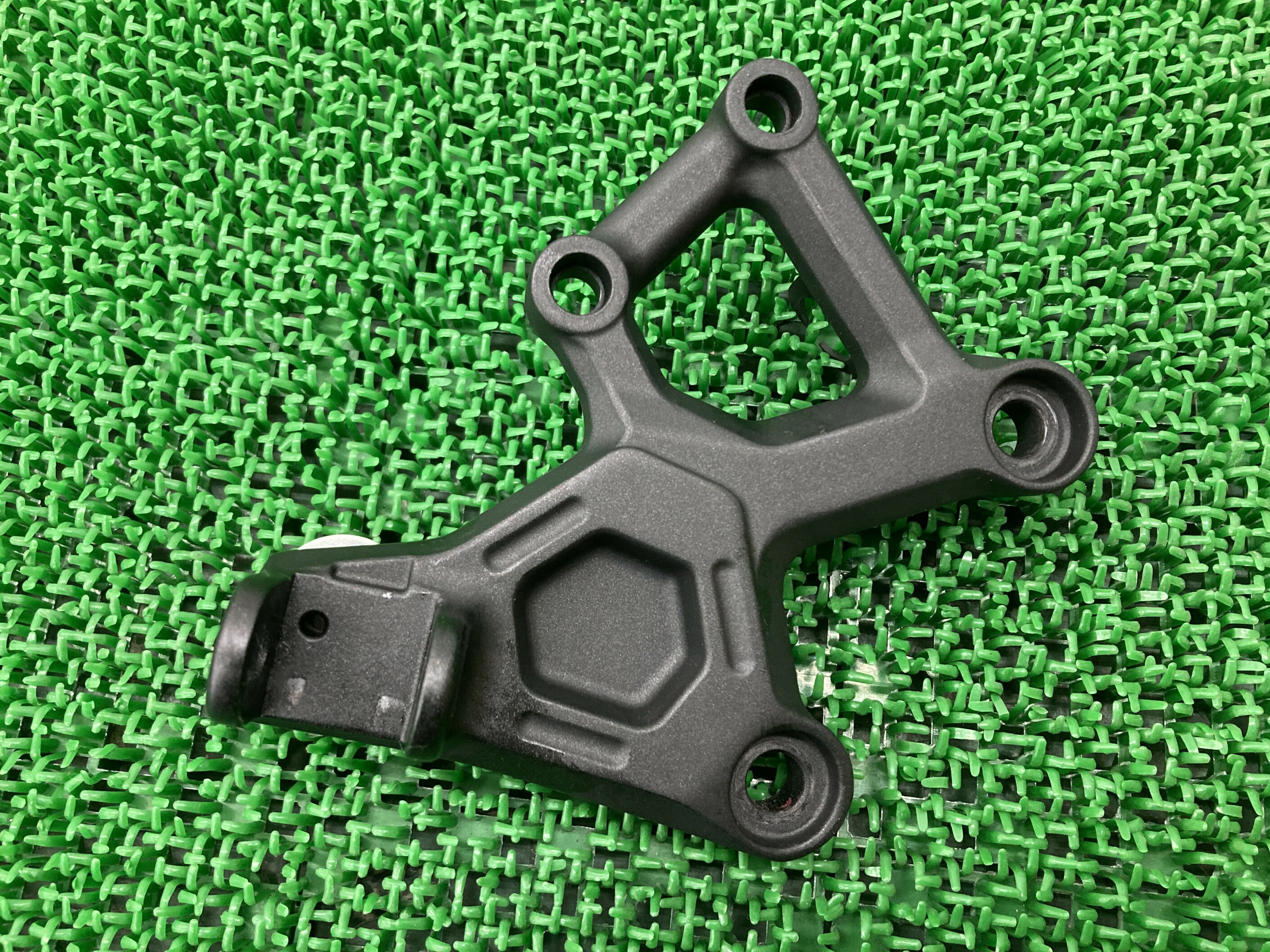 ZX-25R ステップホルダー 右 カワサキ 純正 バイク 部品 ZX250E メインステップ 曲がり無し 品薄 希少品 車検 Genuine 【中古】 84