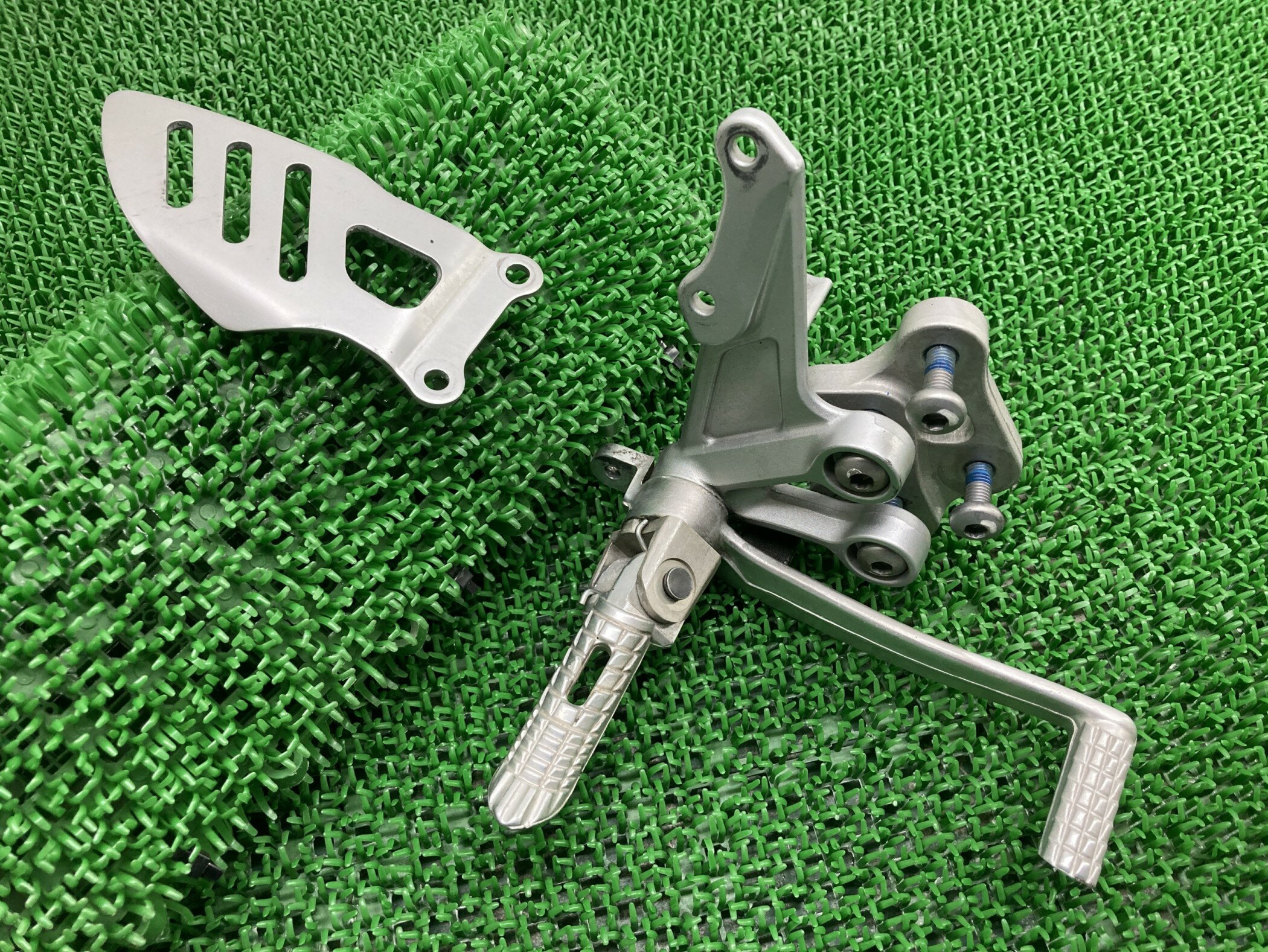 GSX-R1000 ステップ 右 スズキ 純正 バイク 部品 GT77A 21H 41G メインステップ ブレーキペダル 曲がり無し 車検 Genuine 【中...