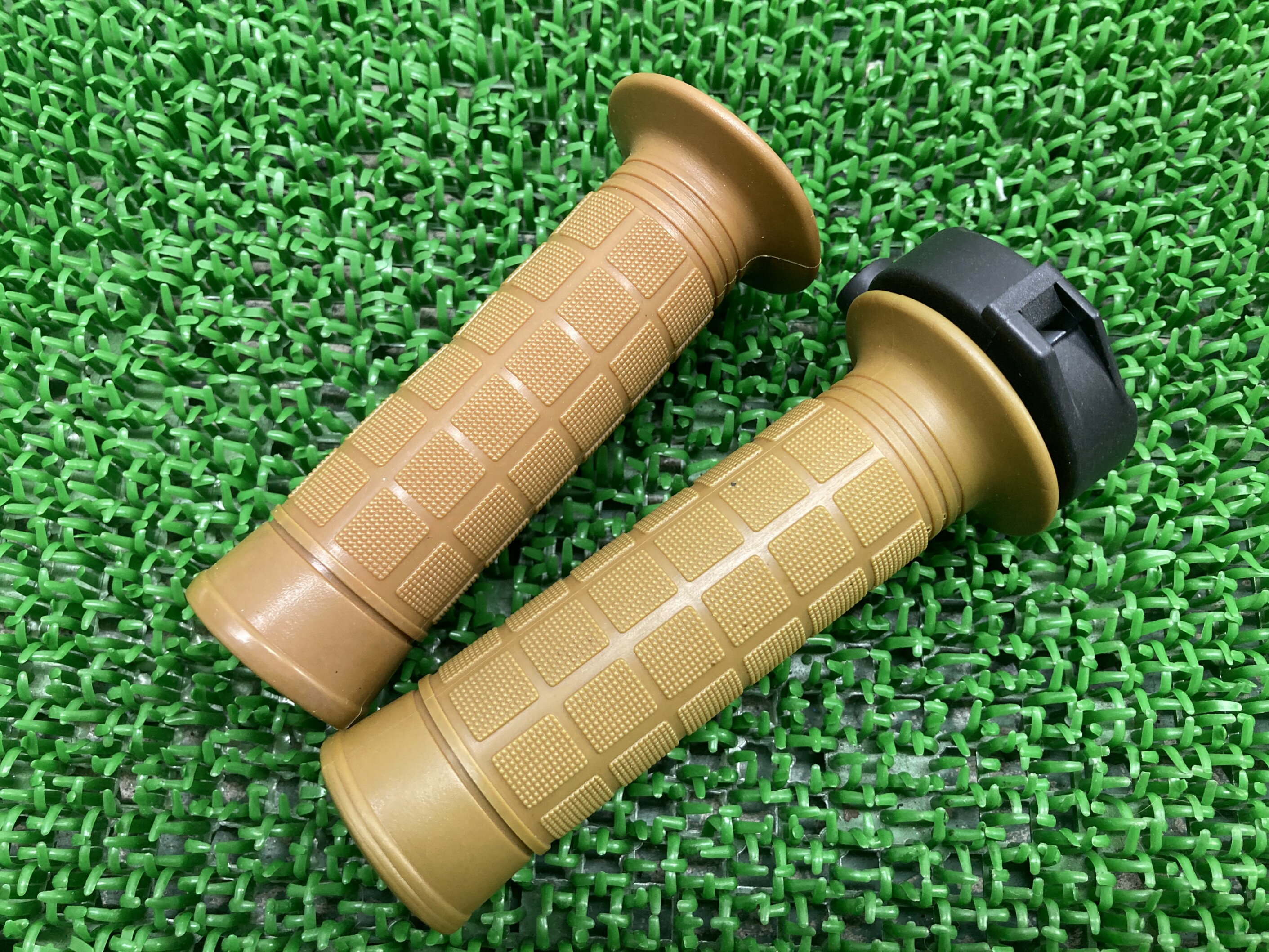 K16AEハンドルグリップ左右SMS16S-1510***スネークモータース純正バイク部品SMS16S-1510スロットルコー..