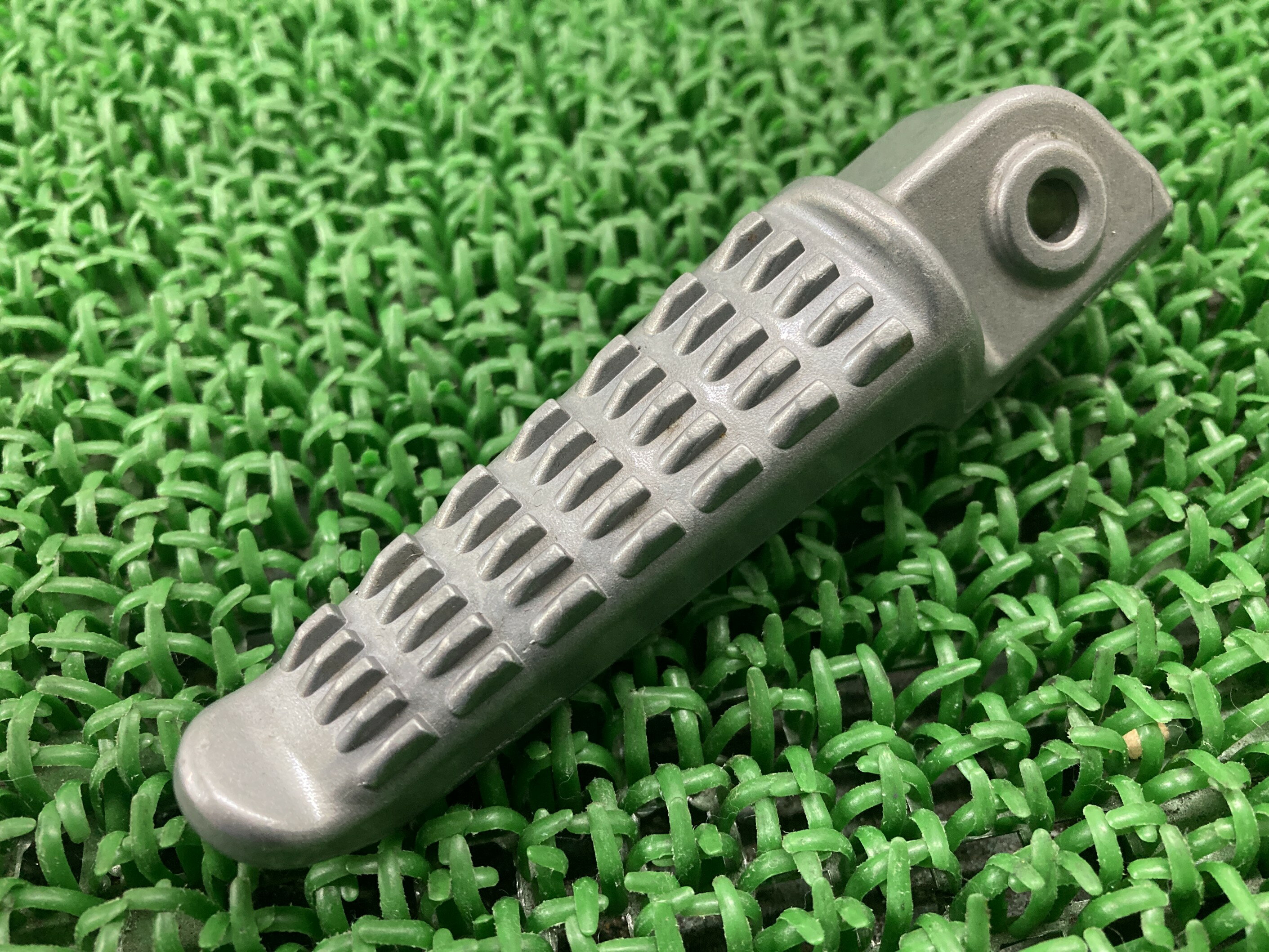 ZRX1200ダエグ タンデムステップペグ 右 カワサキ 純正 バイク 部品 ZR1200D ZRT20D DAEG 曲がり無し 品薄 車検 Genuine 【...