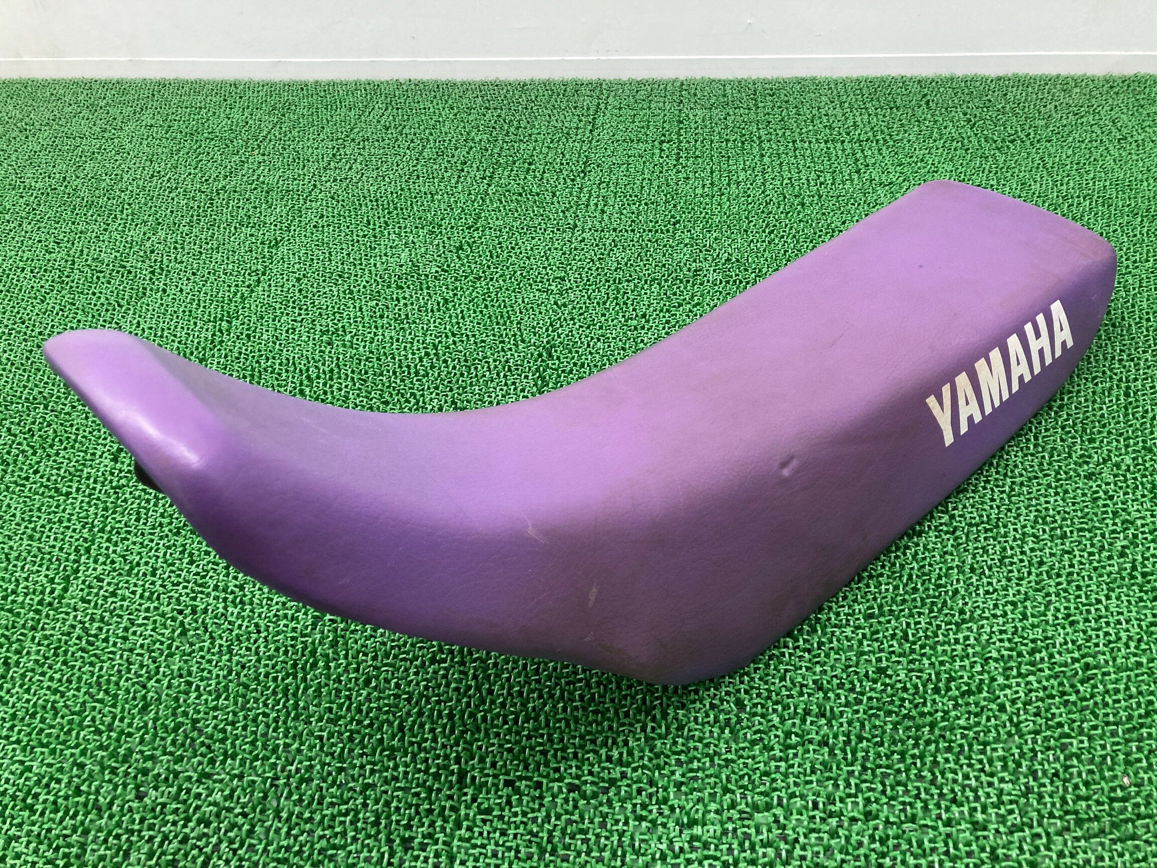 YZ250 シート 紫 ヤマハ 純正 バイク 部品 1992年 修復素材やカスタム素材に 品薄 希少品 車検 Genuine 【中古】 48
