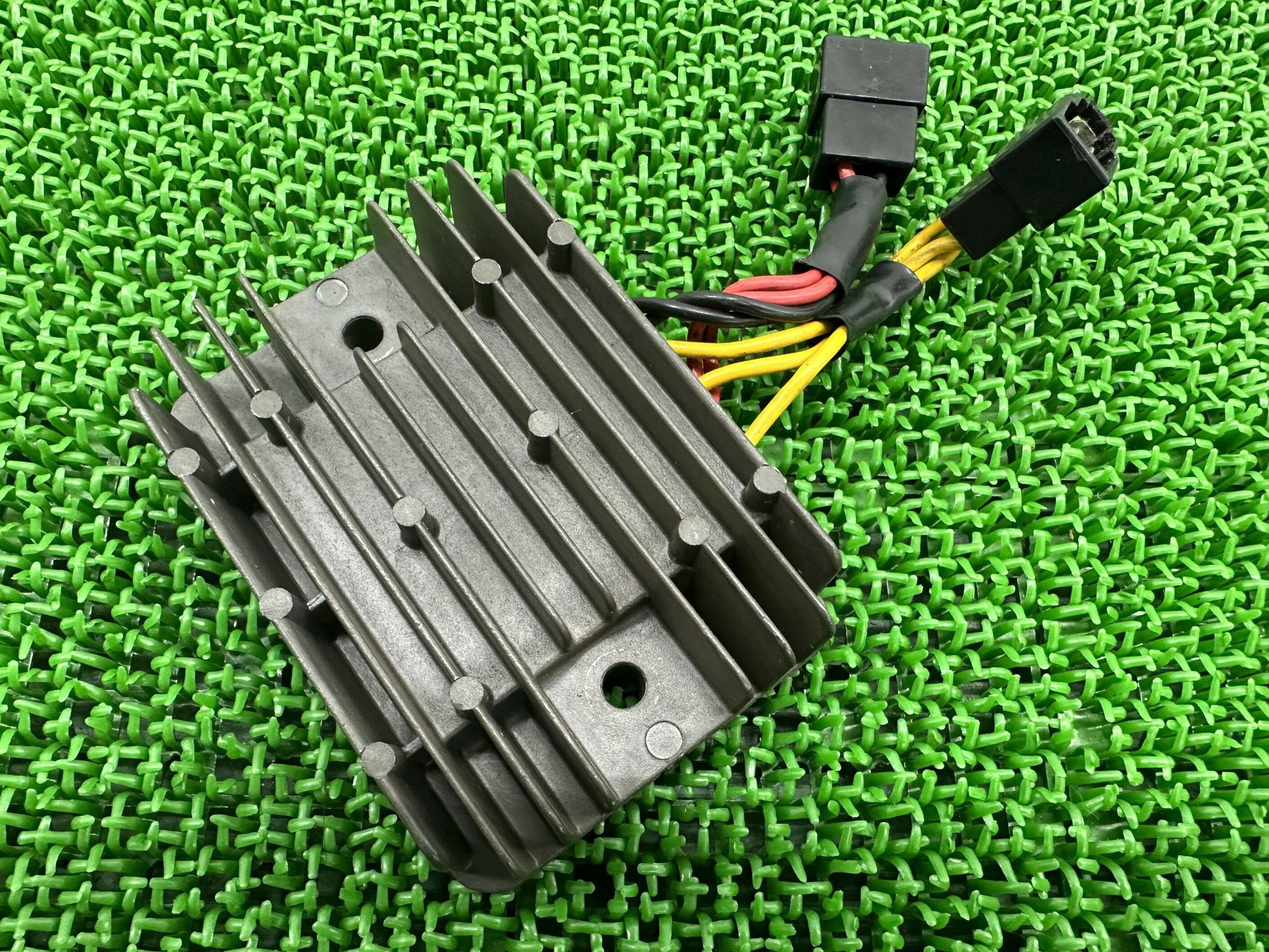 デイトナ675 レギュレター トライアンフ(TRIUMPH) 純正 バイク 部品 RX41 41 トライアンフ レギュレーター レクチファイヤー 機能的問題なし 車検 Genuine 【中古】