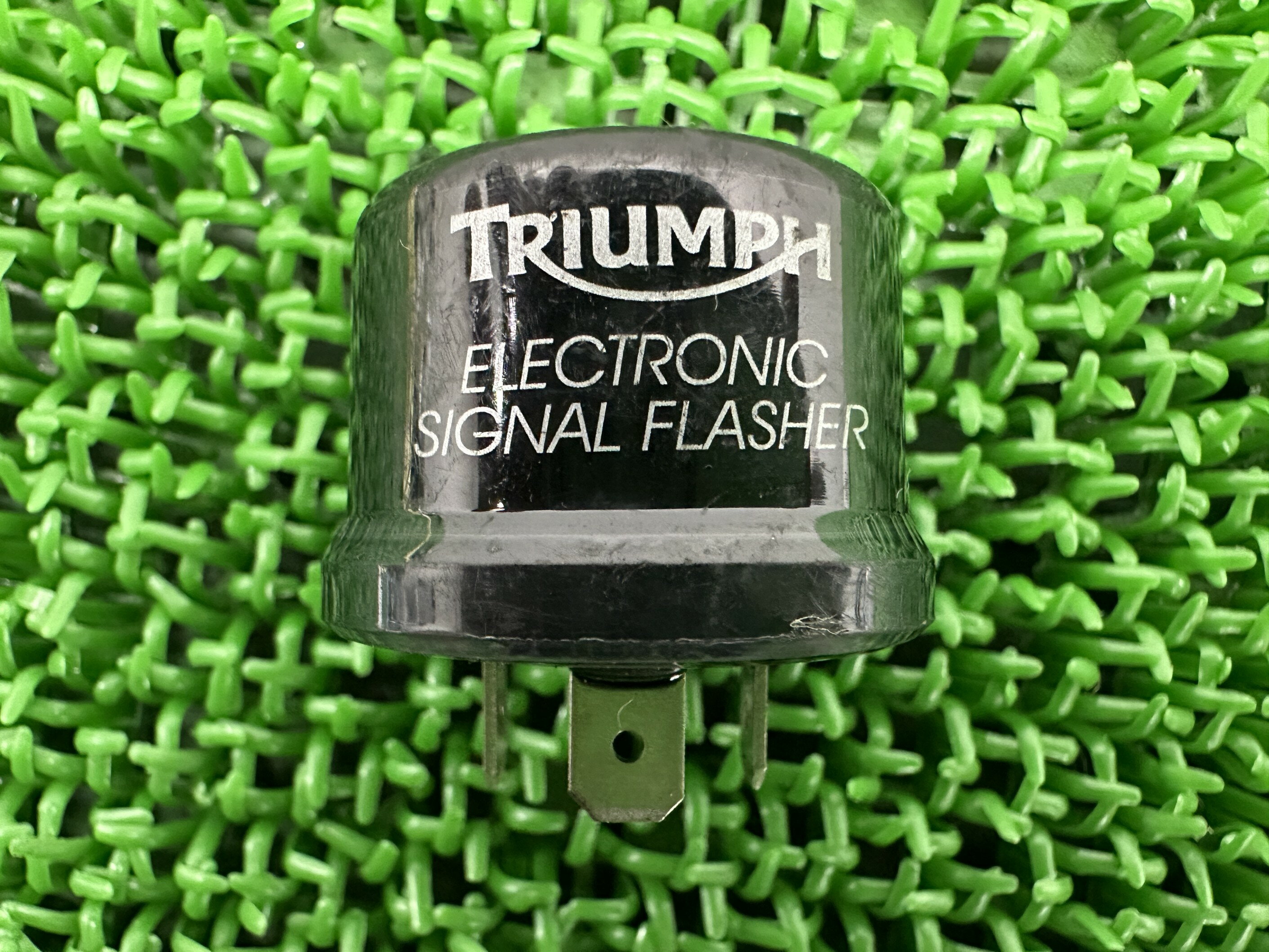 スピードトリプルRSウインカーリレートライアンフ(TRIUMPH)純正バイク部品トライアンフ12V3ピンウィンカーリレーフラッシャーリレー機能的問題なし車検Genuine【中古】