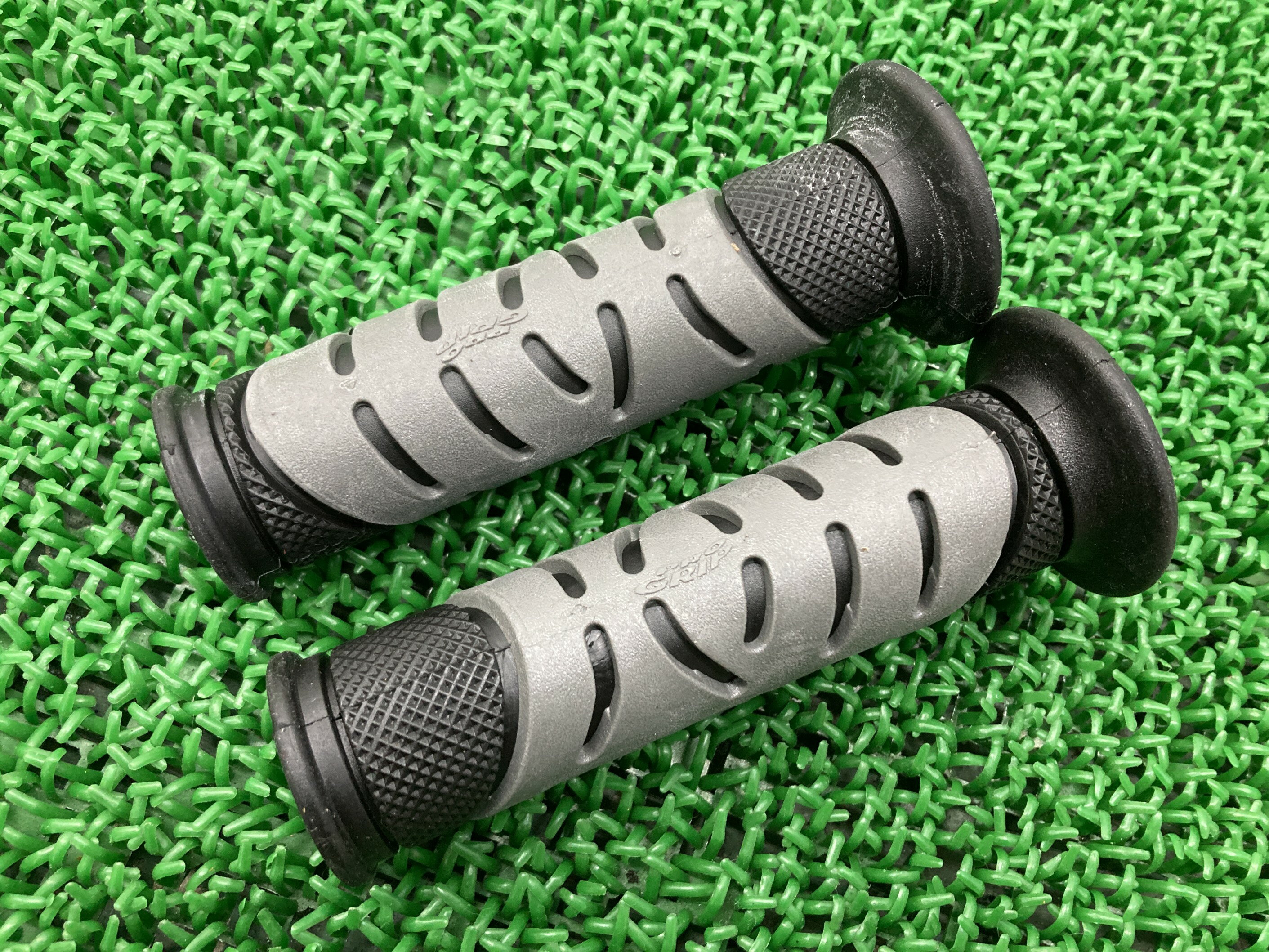 デイトナ製ハンドルグリップ左右黒/灰社外バイク部品□プログリップDaytonaPROGRIP耐振GELシリーズ破れ無し品薄【中古】 97