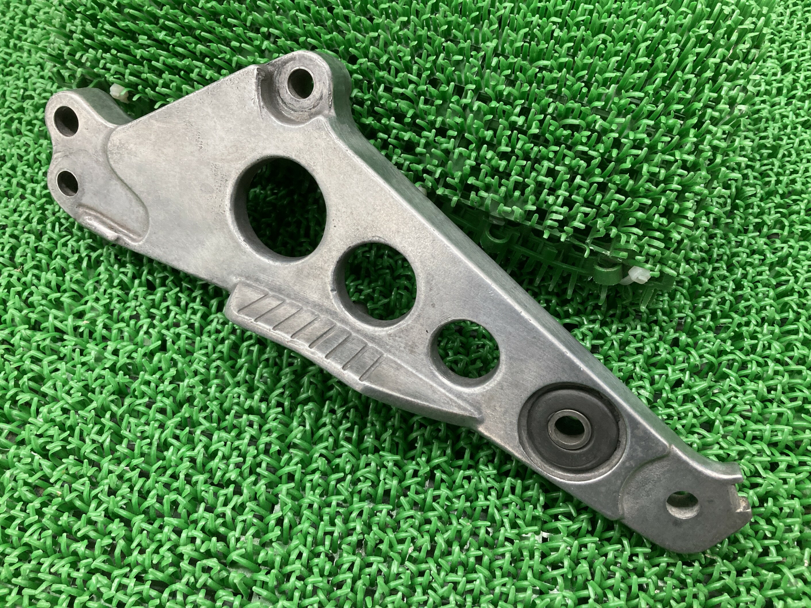 RZ250 ステッププレート 左 ヤマハ 純正 バイク 部品 4L3 曲がり無し 品薄 希少品 車検 Genuine 【中古】 16