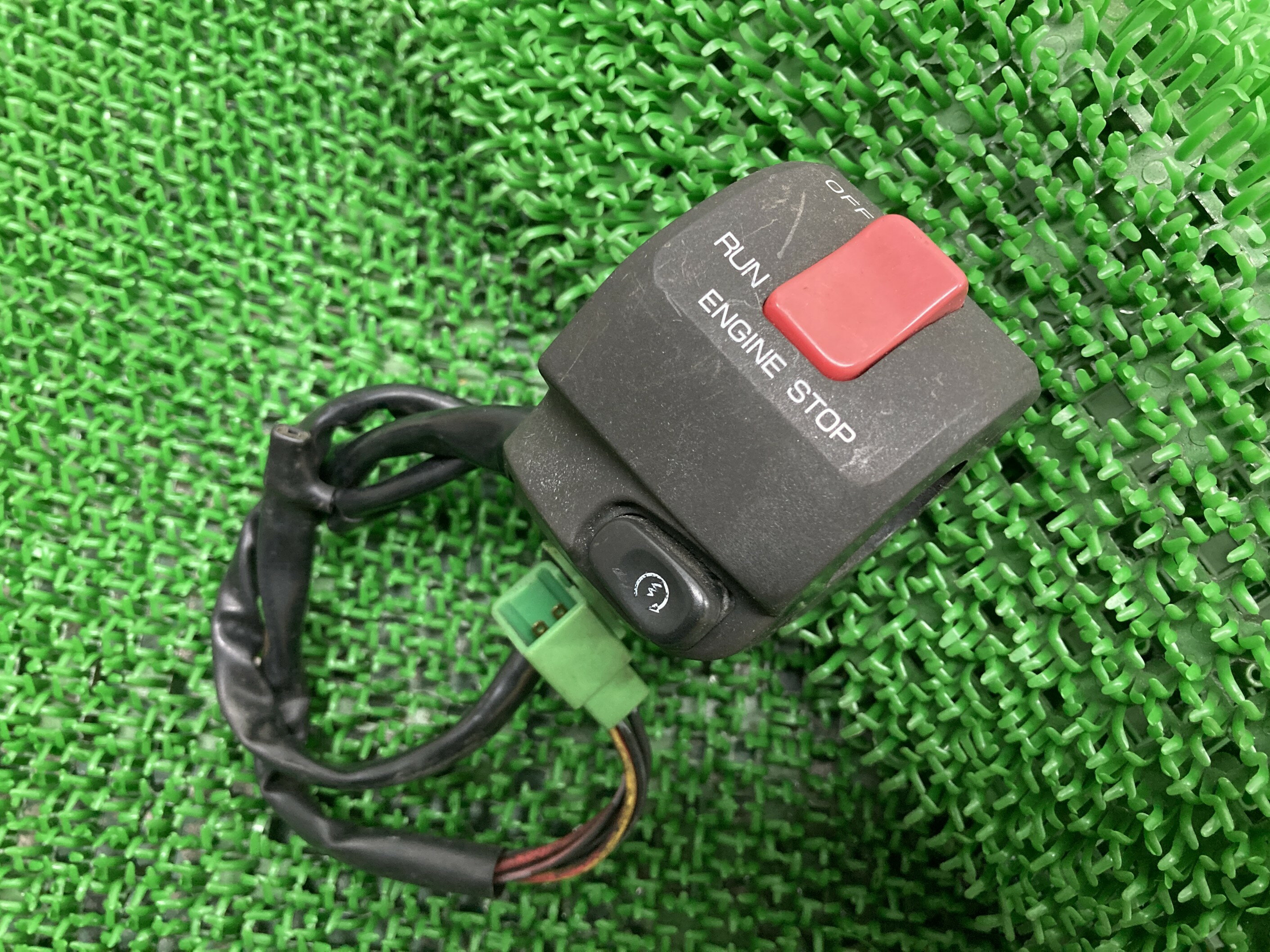 ゼファー400ハンドルスイッチ右カワサキ純正バイク部品ZR400CZEPHYR400スイッチボックス割れ欠け無し品薄希少品車検Genuine【中古】 33