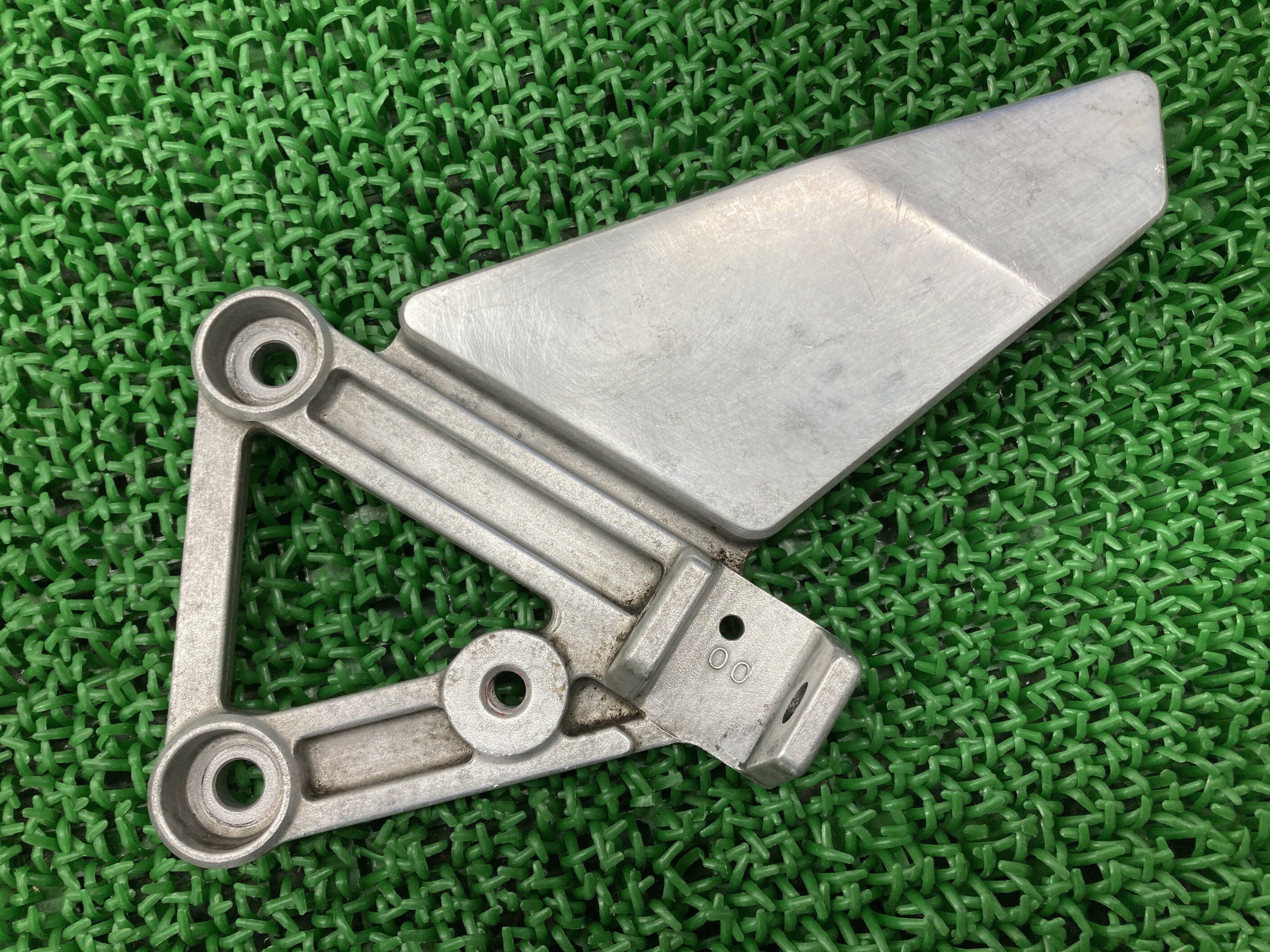 ブロス400 650 ステップホルダー 左 ホンダ 純正 バイク 部品 NC25 RC31 メインステップ 曲がり無し 品薄 車検 Genuine 【中古】 8