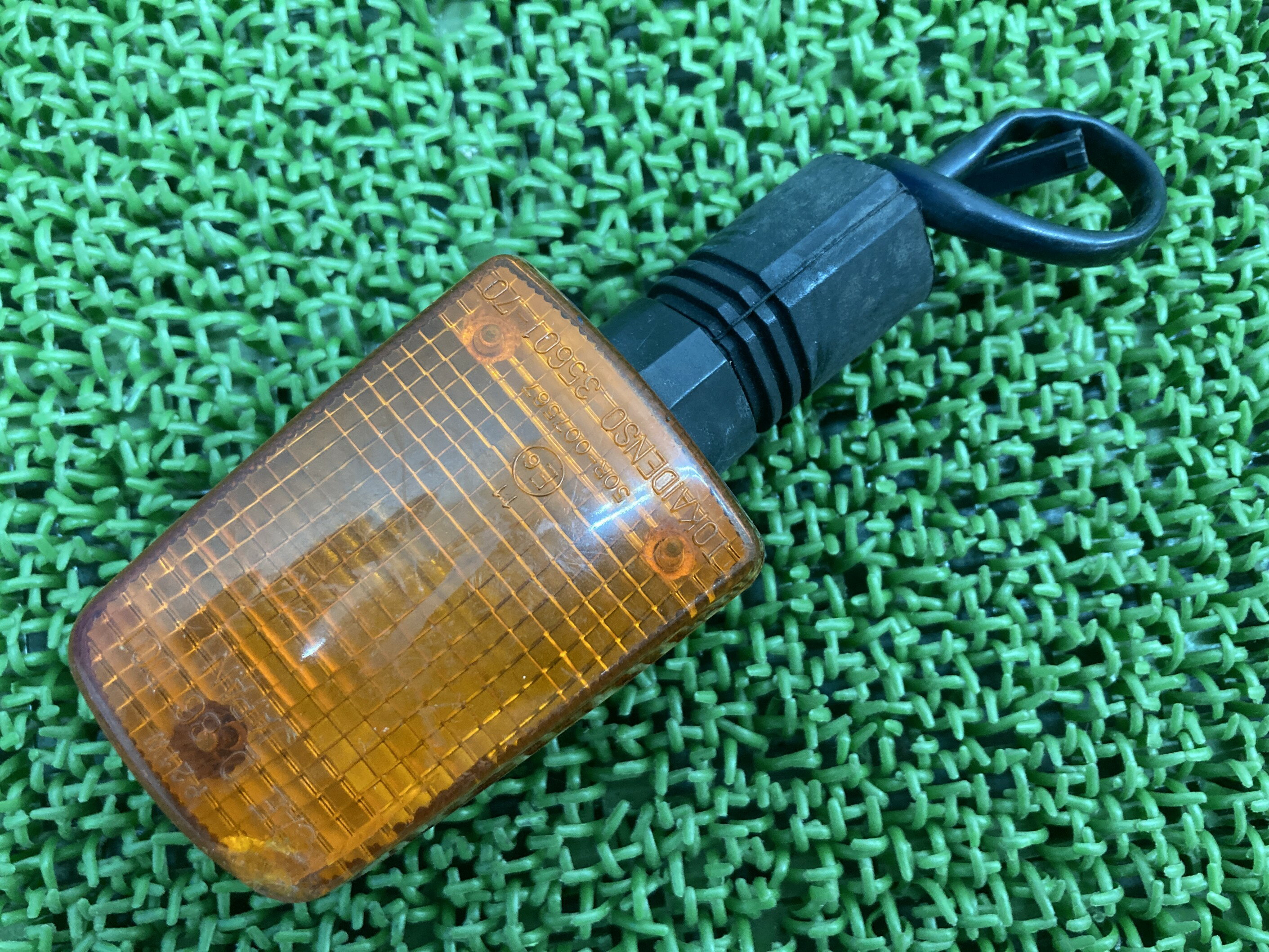 GSX400インパルス フロントウインカー 片側 スズキ 純正 バイク 部品 GK79A IMPULSE 修復素材やペイント素材に 品薄 希少品 車検 Genuine 【中古】 54