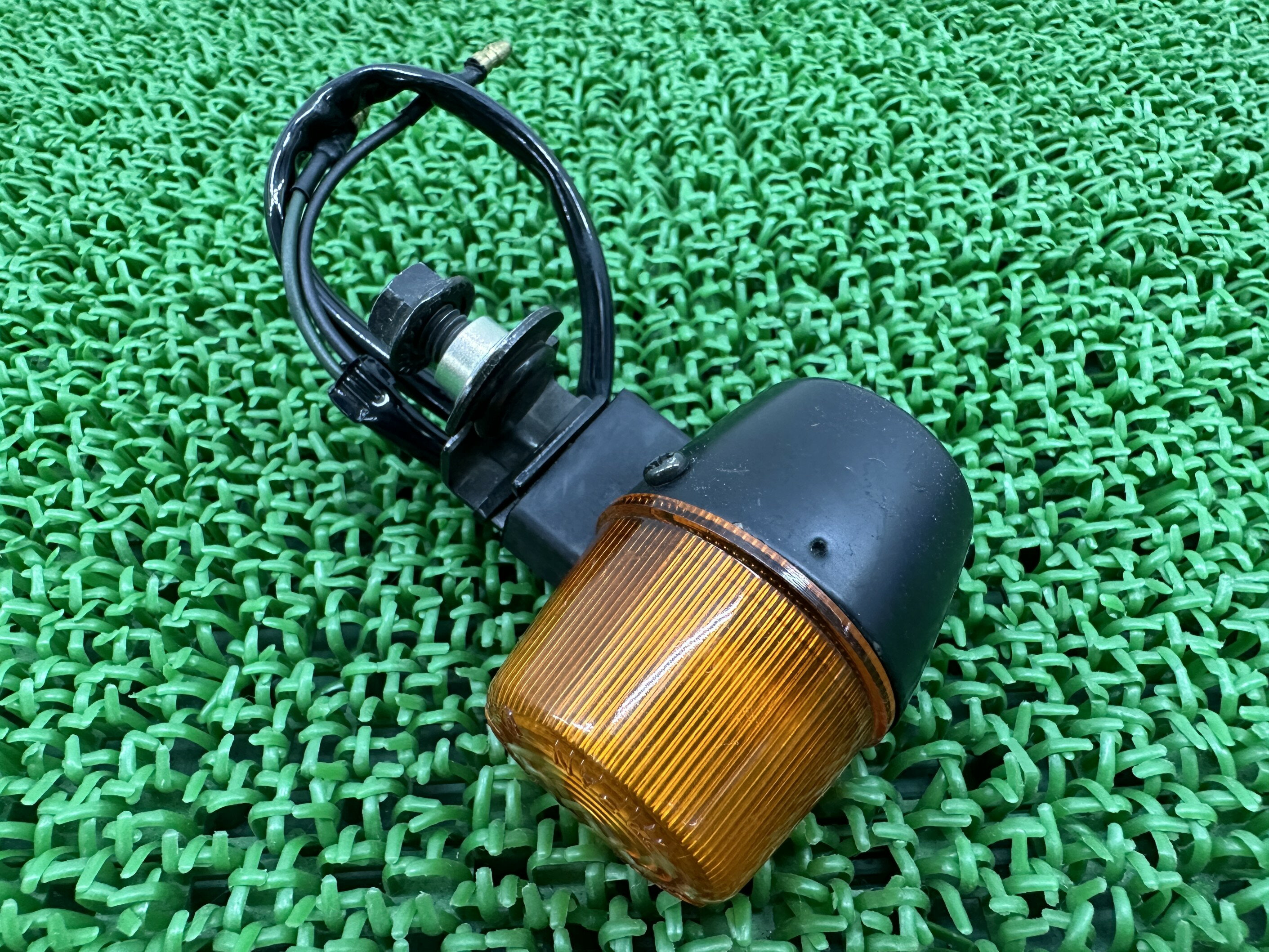 TW200 リアウインカー 右 ヤマハ 純正 バイク 部品 DG07J 取付ゴムブッシュ ステー付き 割れ欠け無し 品薄 車検 Genuine 【中古】 93