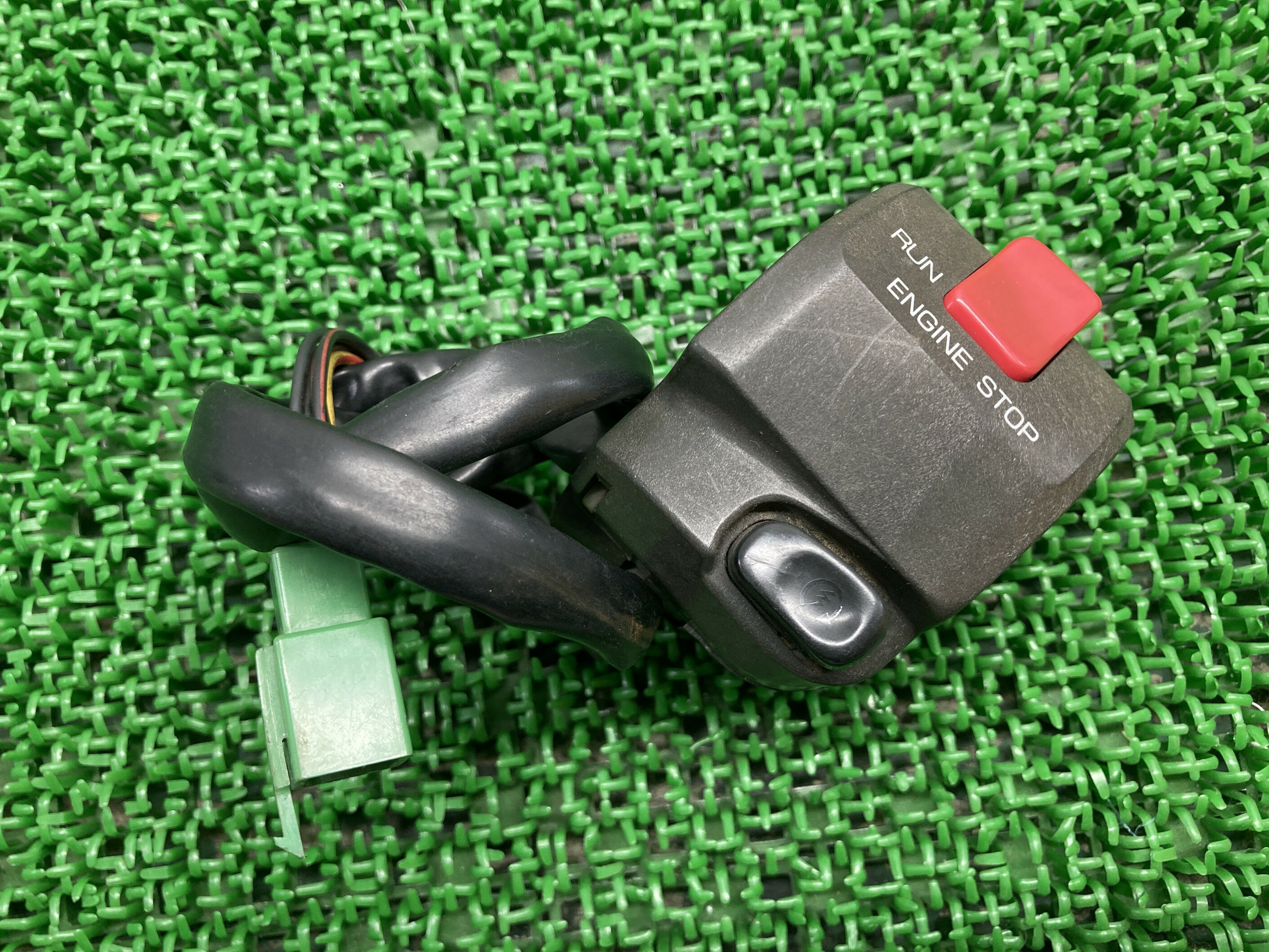 ゼファー400ハンドルスイッチ右カワサキ純正バイク部品ZR400CZEPHYR400スイッチボックス割れ欠け無し品薄希少品車検Genuine【中古】 79