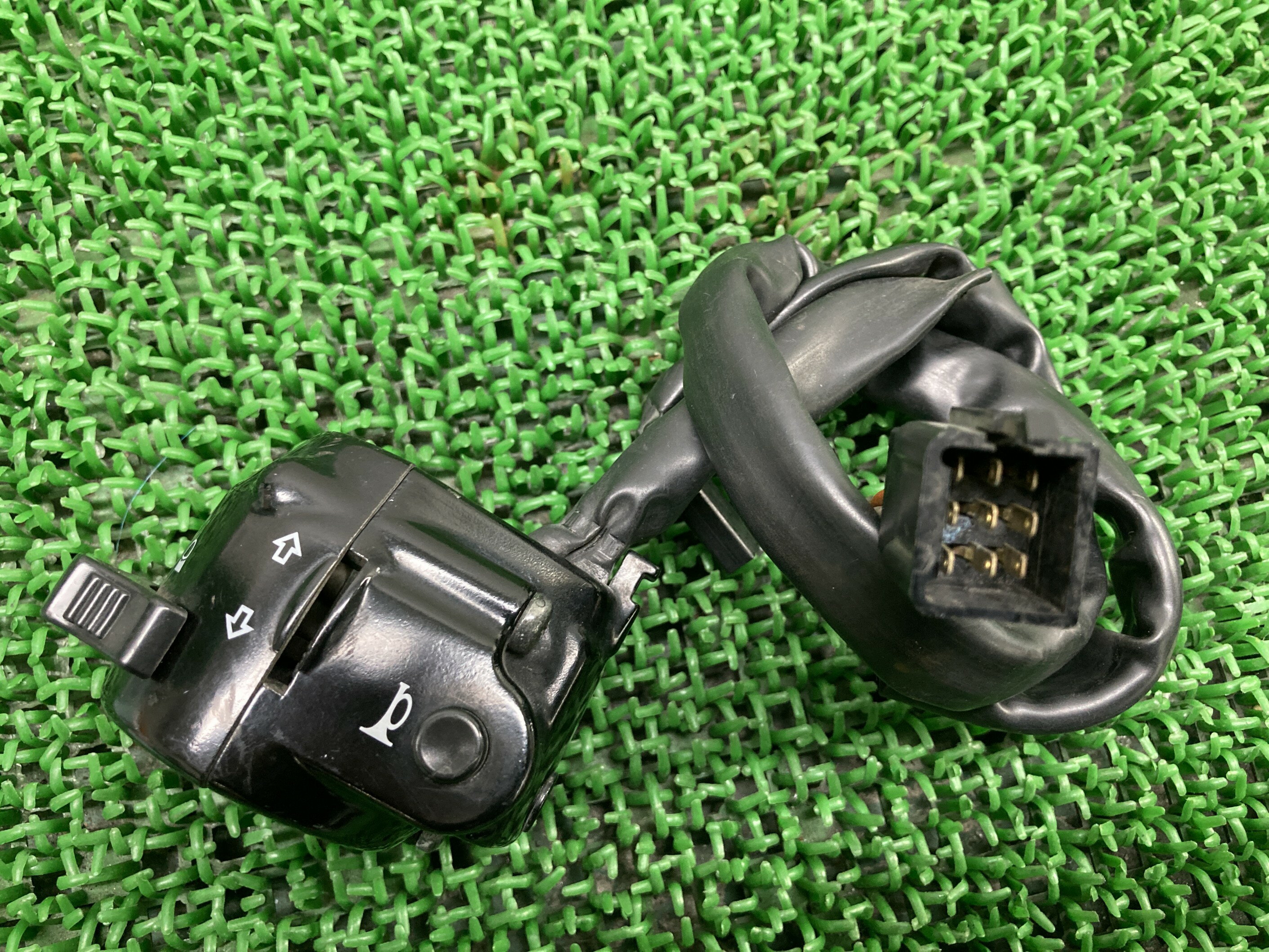 W650ハンドルスイッチ左カワサキ純正バイク部品EJ650Aスイッチボックス割れ欠け無し修復素材に品薄希少品車検Genuine【中古】 54