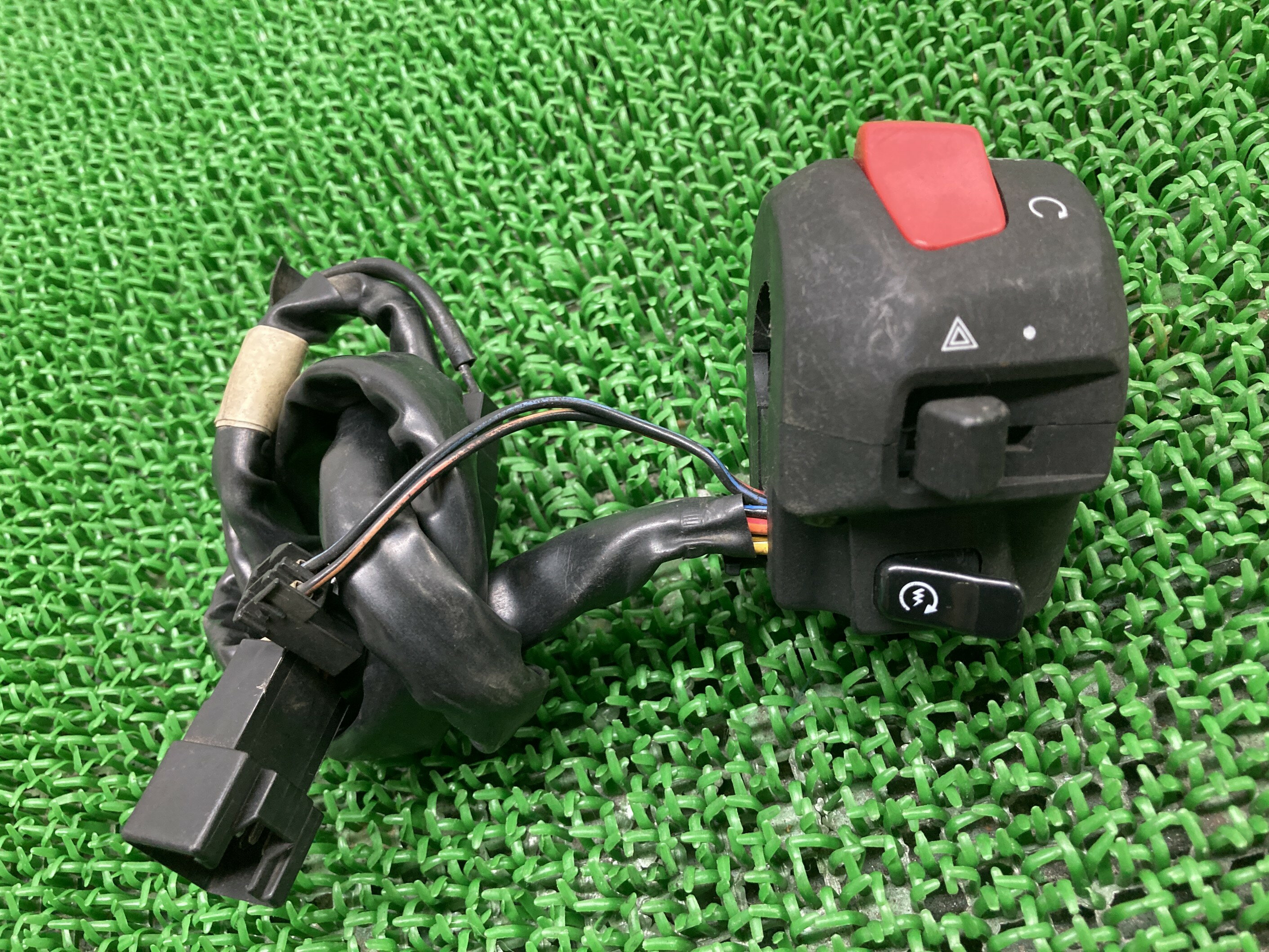 ボルティーハンドルスイッチ右スズキ純正バイク部品NJ47AVOLTYスイッチボックス割れ欠け無し品薄希少品車検Genuine【中古】 30