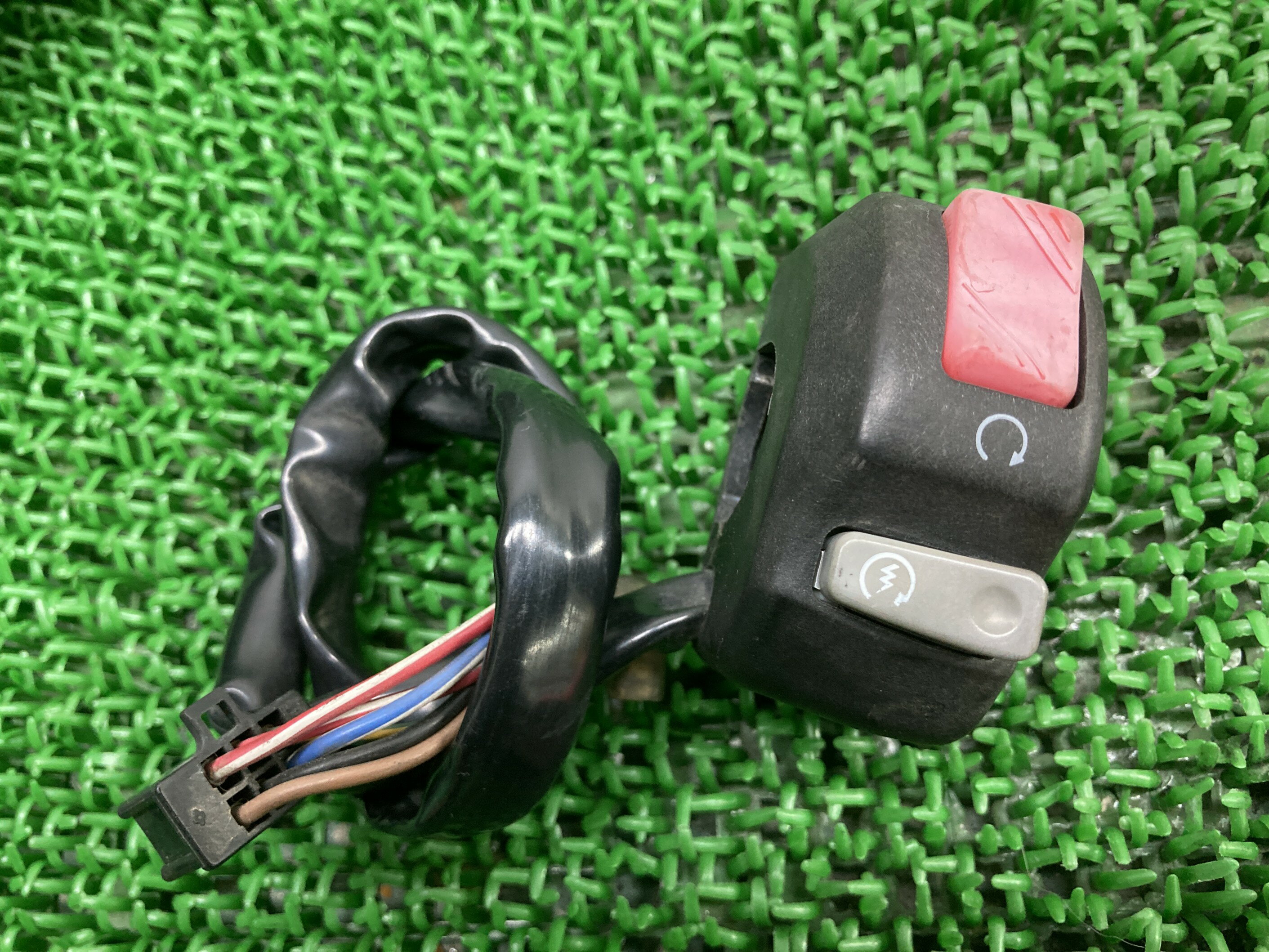 XJR400Rハンドルスイッチ右ヤマハ純正バイク部品RH02Jスイッチボックスキルスイッチ割れ欠け無し品薄希少品車検Genuine【中古】 23