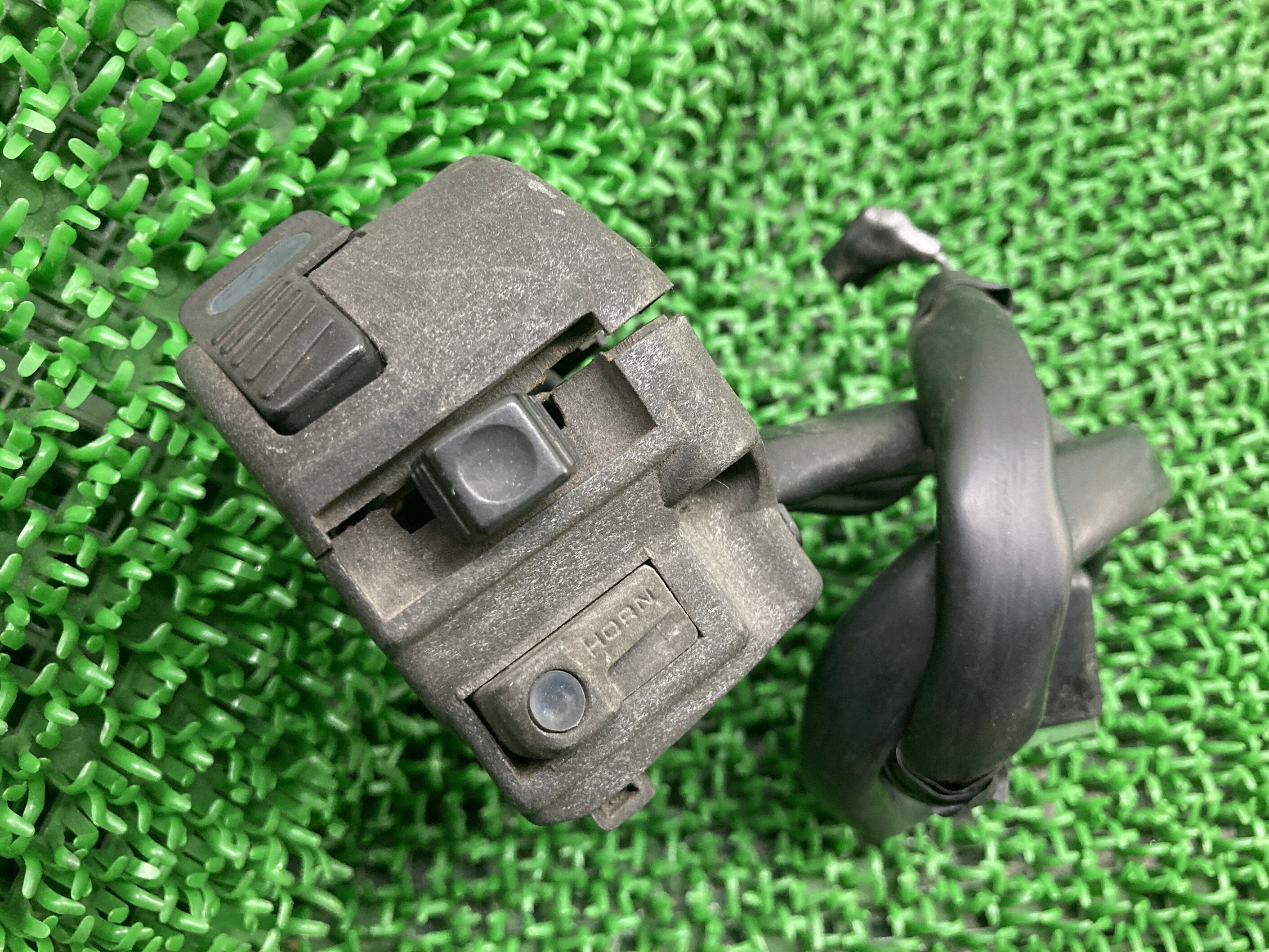 マグナ50 ハンドルスイッチ 左 ホンダ 純正 バイク 部品 AC13 MAGNA-FIFTY スイッチボックス 修復素材に 品薄 車検 Genuine 【中古...