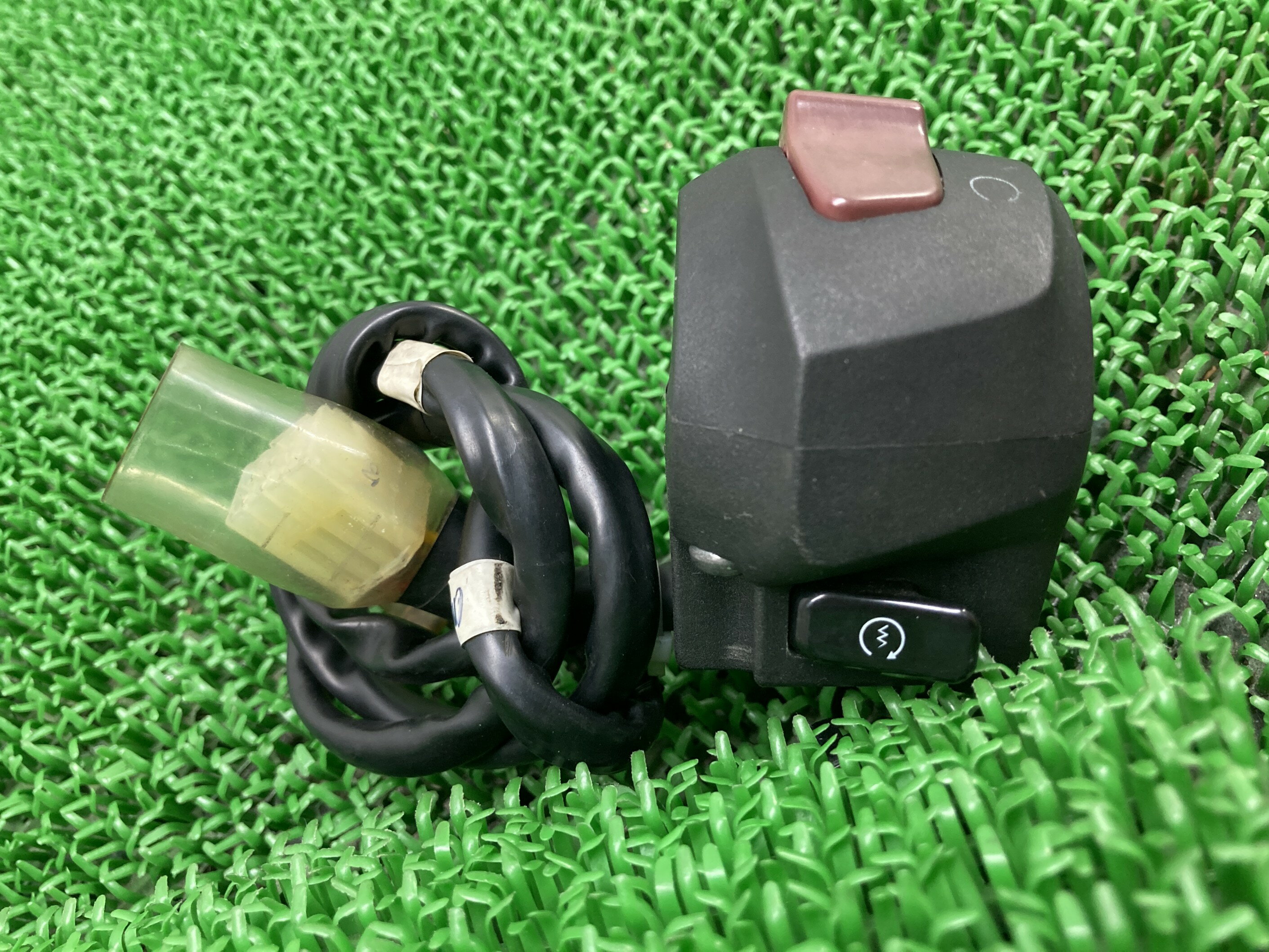 YZF-R25ハンドルスイッチ右ヤマハ純正バイク部品RG10Jスイッチボックス割れ欠け無し品薄希少品車検Genuine【中古】 84