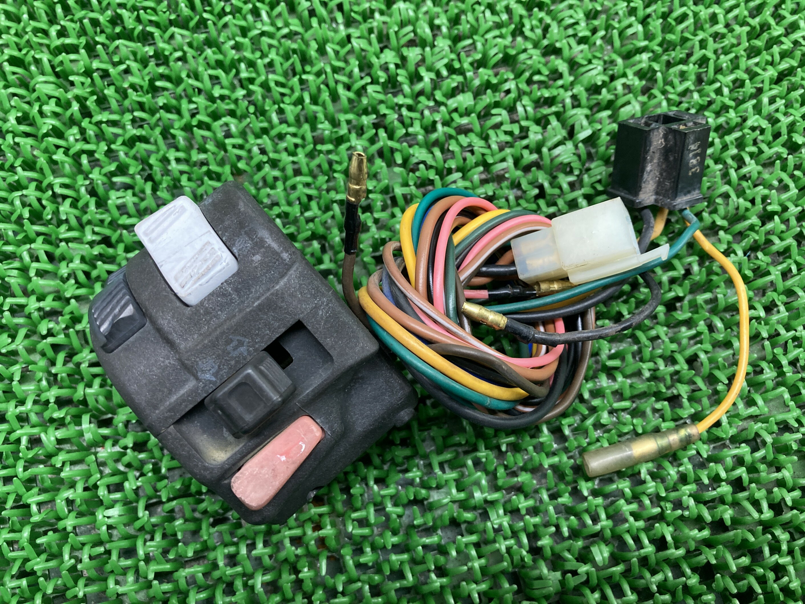 XTZ125ハンドルスイッチ左ヤマハ純正バイク部品スイッチボックス割れ欠け無し品薄希少品車検Genuine【中古】 76