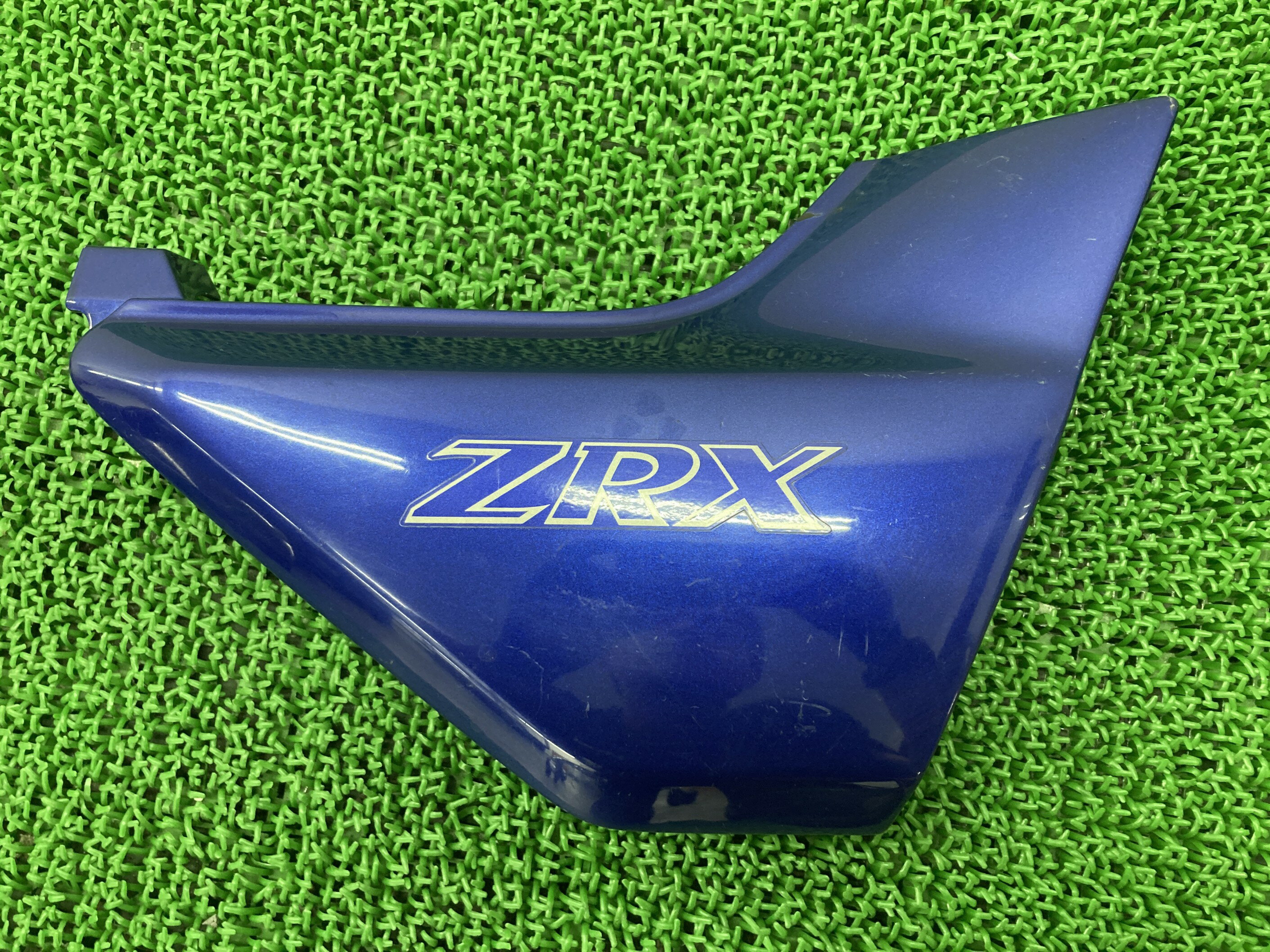 ZRX400 サイドカバー 右 青 カワサキ 純正 バイク 部品 ZR400E 品薄 希少品 割れ欠け無し 車検 Genuine 【中古】