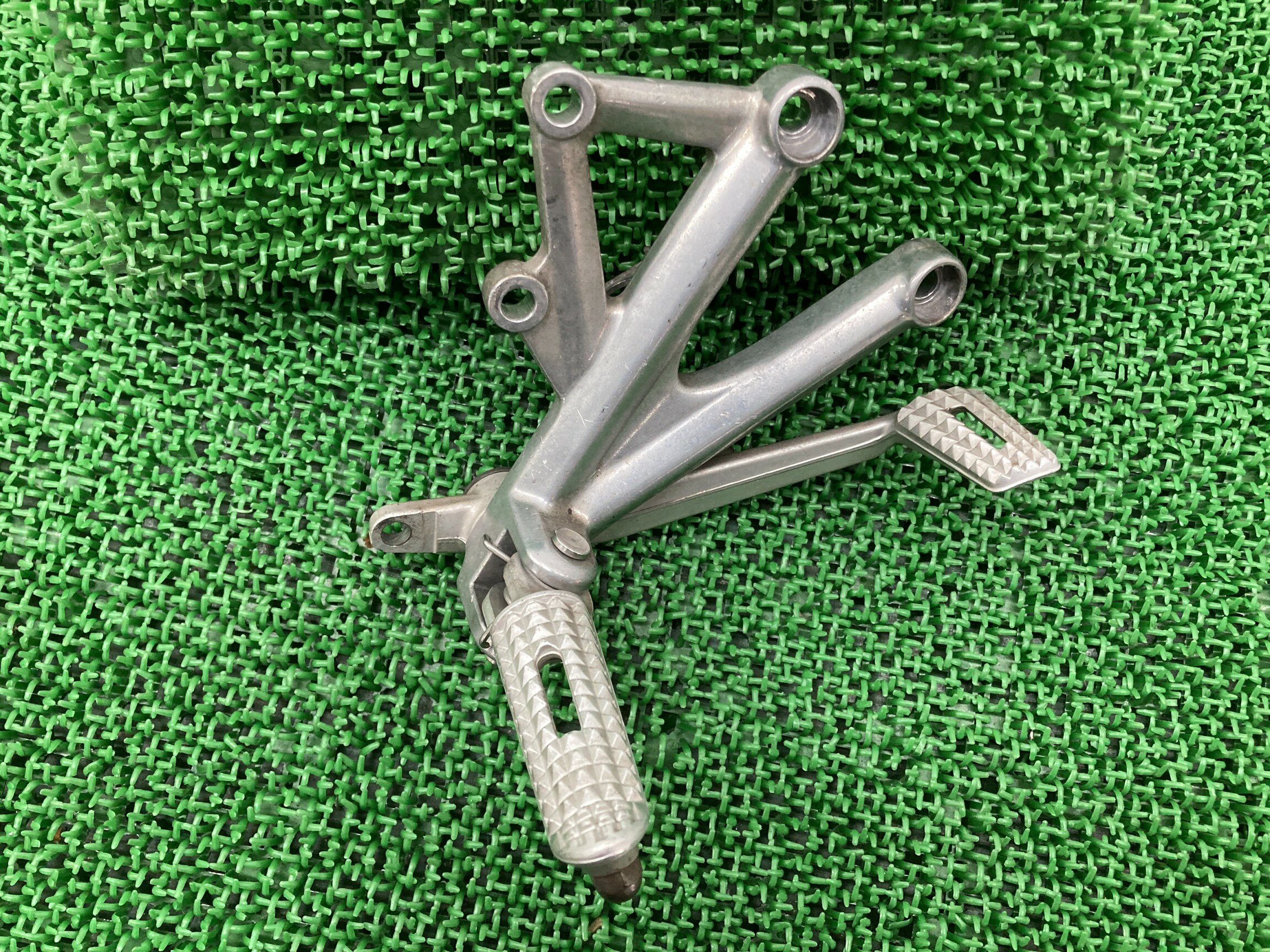 デイトナ675ステップ右トライアンフ(TRIUMPH)純正バイク部品トライアンフTRIUMPHペグブレーキペダル曲がり無し品薄車検Genuine【中古】 55