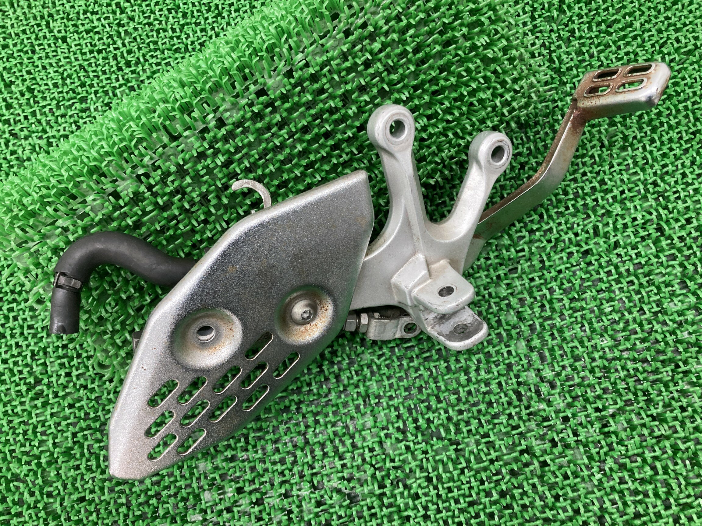 YZF-R25 ステップ 右 ヤマハ 純正 バイク 部品 RG10J ブレーキマスターシリンダー ブレーキペダル ヒー..