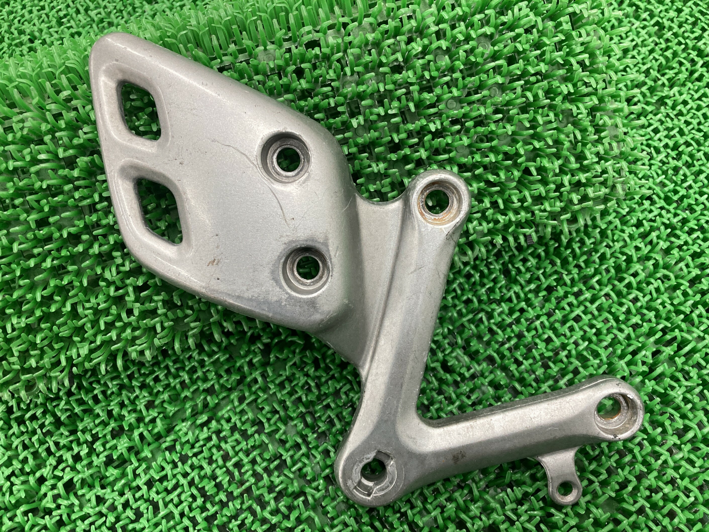 バンディット250ステップホルダー右スズキ純正バイク部品GJ77Aメインステップバンディット400GK7AAにもBANDIT曲がり無し車検Genuine【中古】...