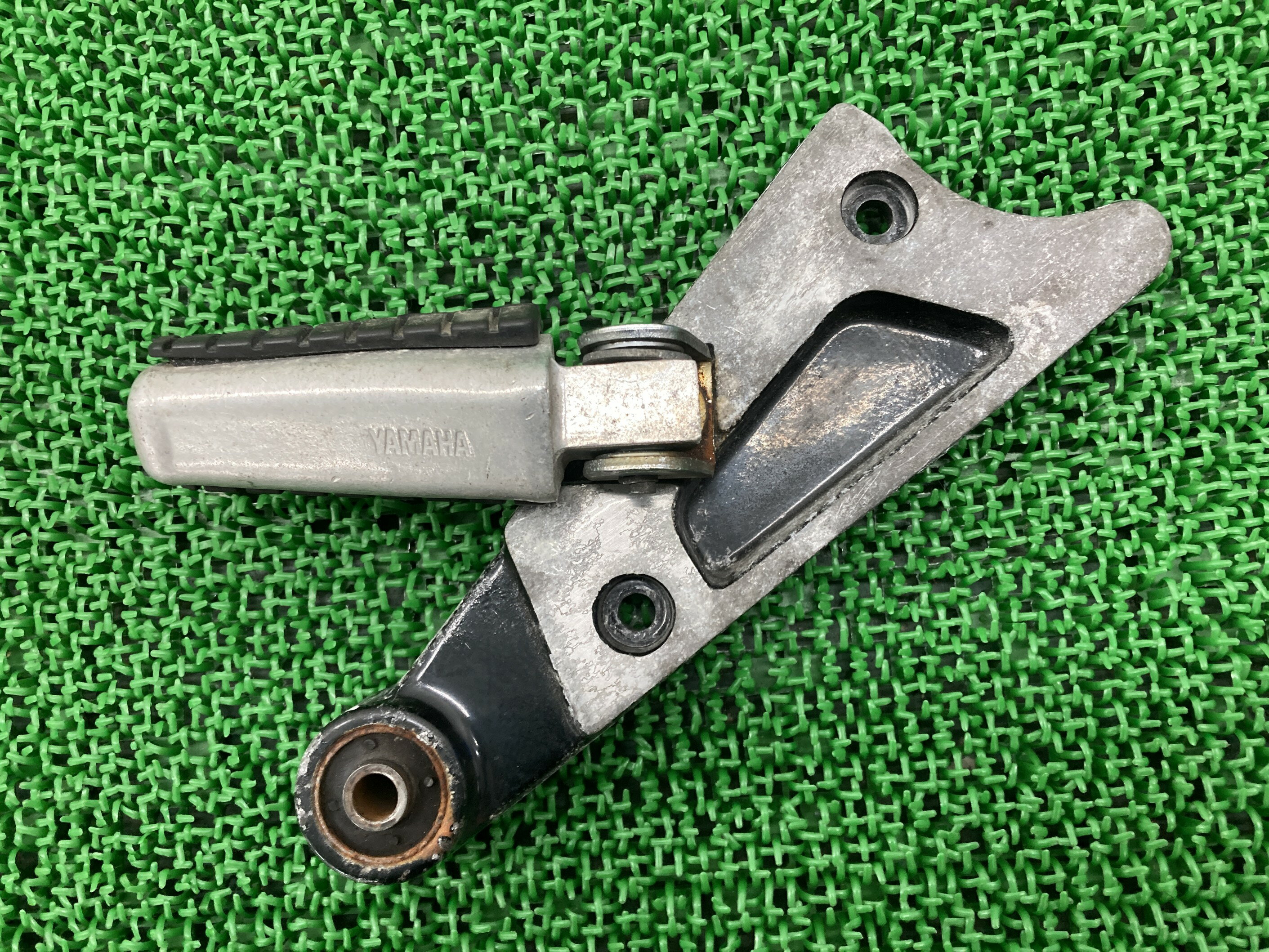 V-MAXタンデムステップ右ヤマハ純正バイク部品1FKペグVMAX品薄希少品曲がり無し車検Genuine【中古】 16