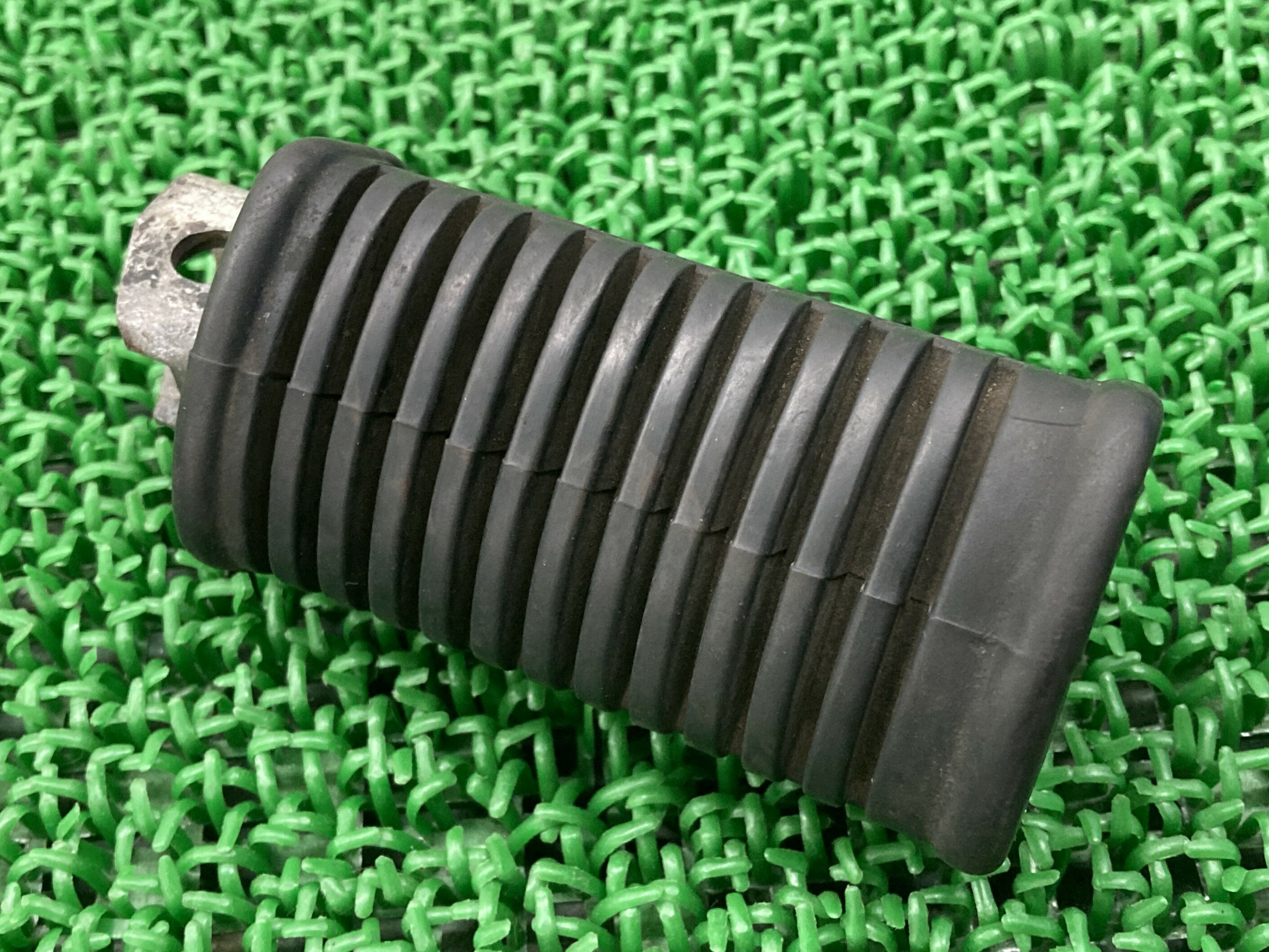 GN125E ステップペグ 右 スズキ 純正 バイク 部品 NF41A メインステップ 曲がり無し 品薄 希少品 車検 ..