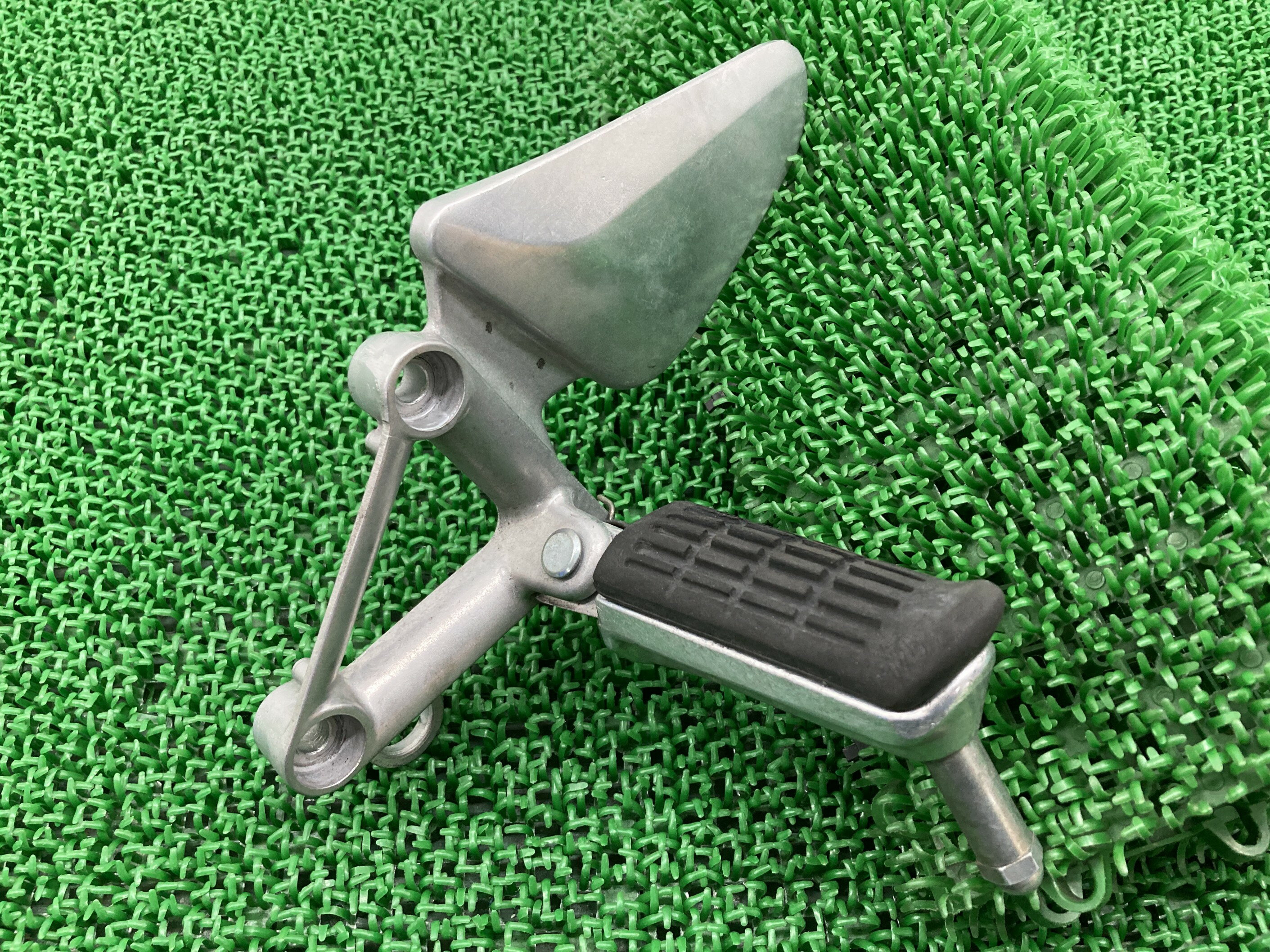 CBR1100XX ステップ 左 ホンダ 純正 バイク 部品 SC35 スーパーブラックバード メインステップ ペグ 曲がり無し 車検 Genuine 【中古】...