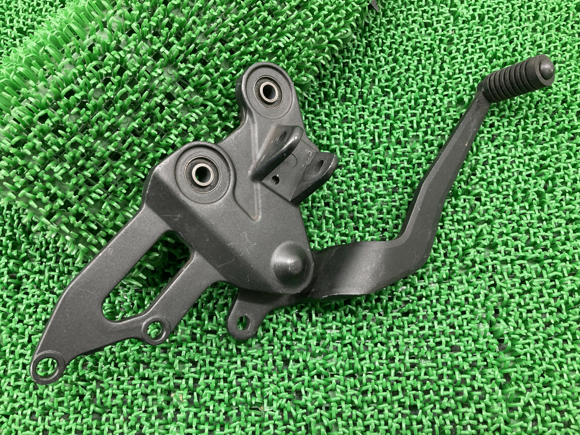 MT-07 ステップホルダー 右 黒 ヤマハ 純正 バイク 部品 RM07J ブレーキペダル 曲がり無し 品薄 希少品 車検 Genuine 【中古】 35