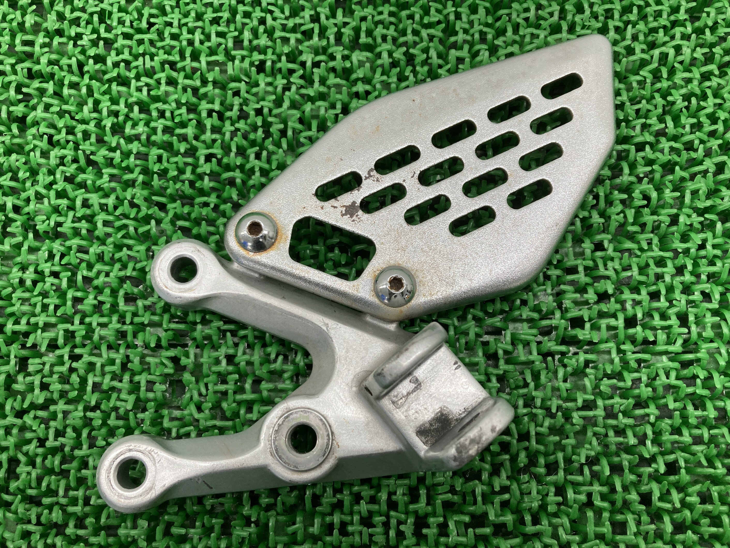 YZF-R25 ステップホルダー 左 ヤマハ 純正 バイク 部品 RG10J ヒールガード 品薄 希少曲がり無し 車検 Genuine 【中古】 34