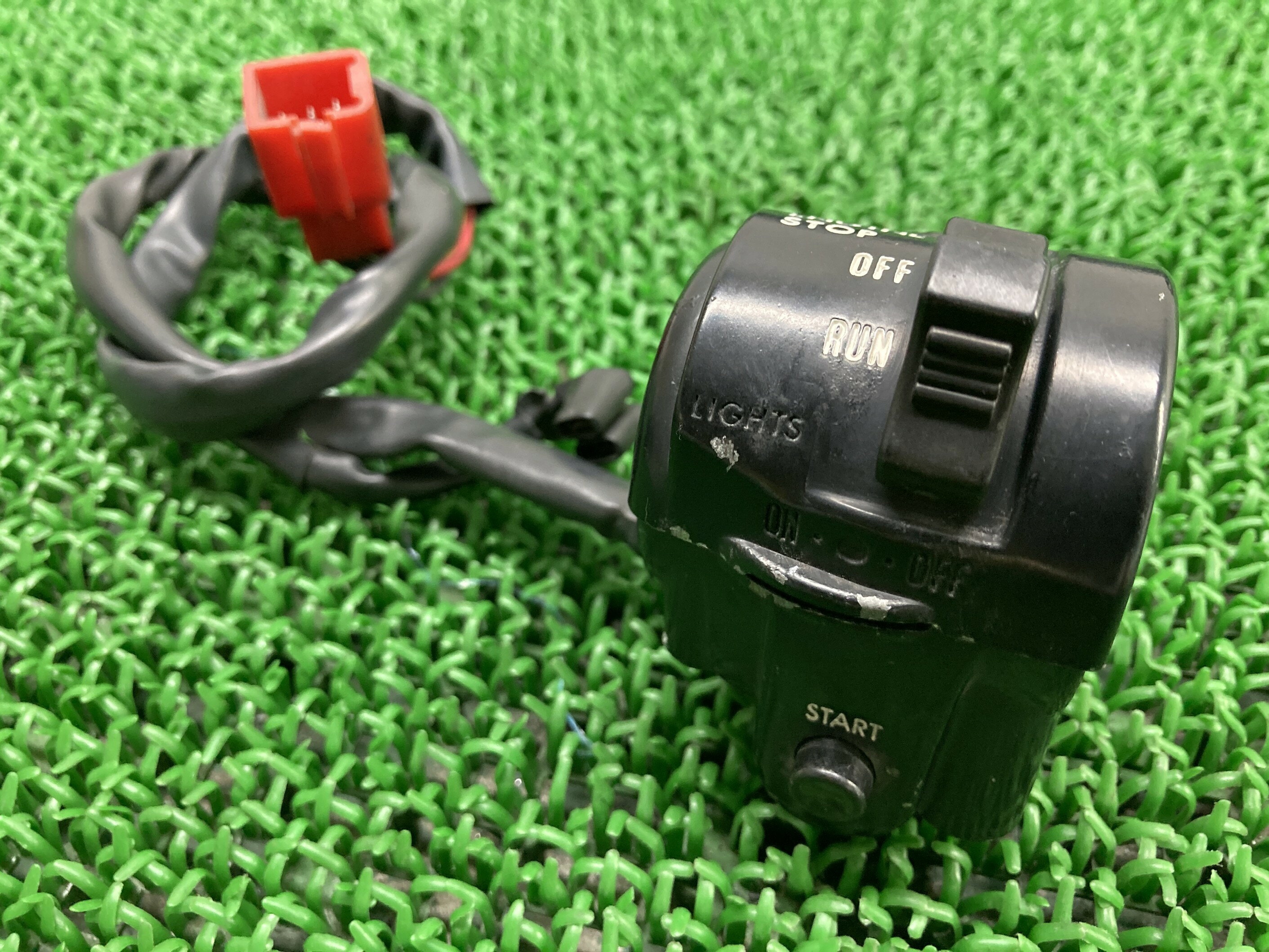 エストレヤカスタムハンドルスイッチ右カワサキ純正バイク部品BJ250AESTRELLAエストレアスイッチボックス修復素材に希少品車検Genuine【中古】 77