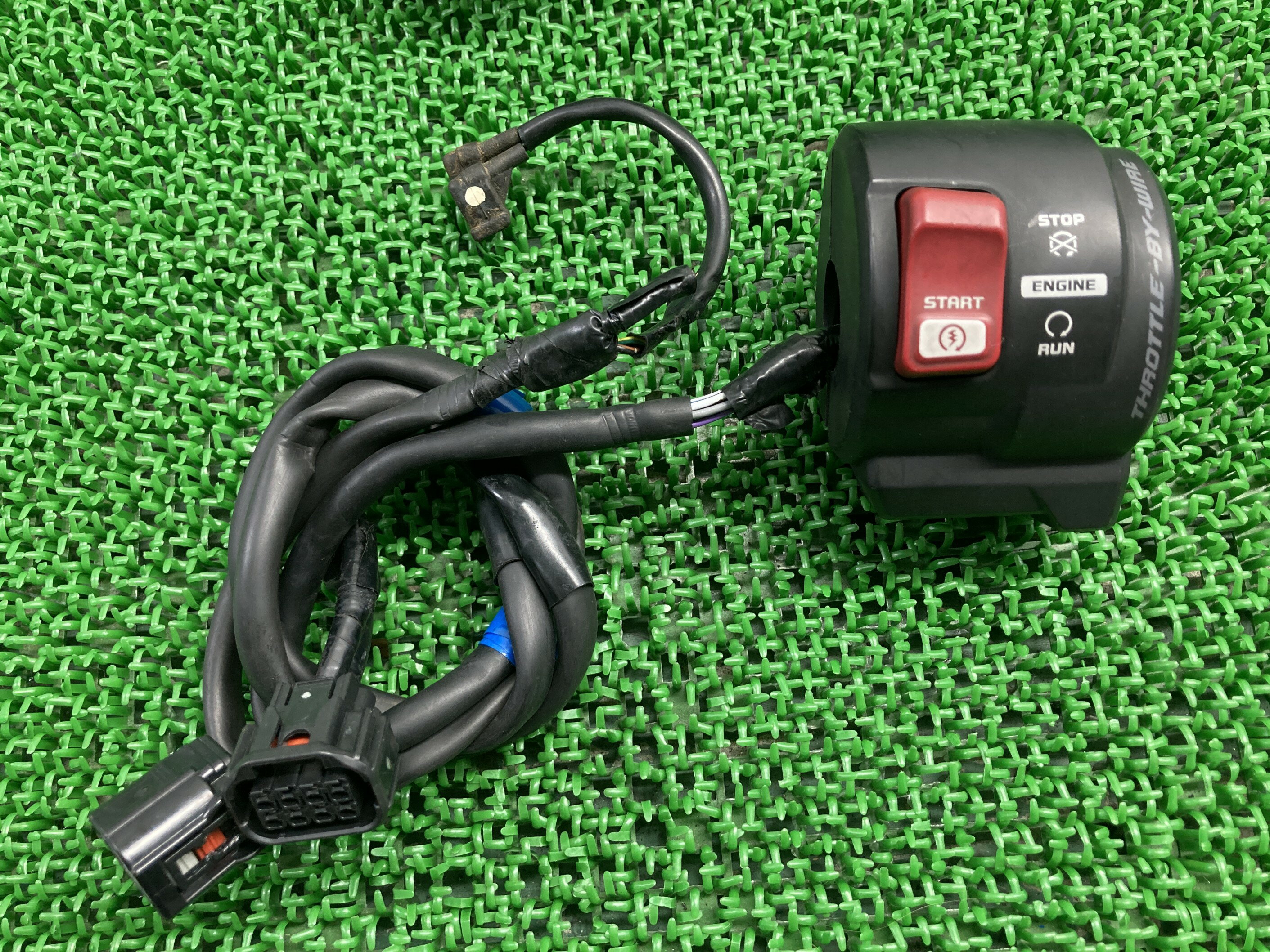 CBR250RRハンドルスイッチ右ホンダ純正バイク部品MC51ニダボスイッチボックス修復素材に品薄希少品車検Genuine【中古】 62