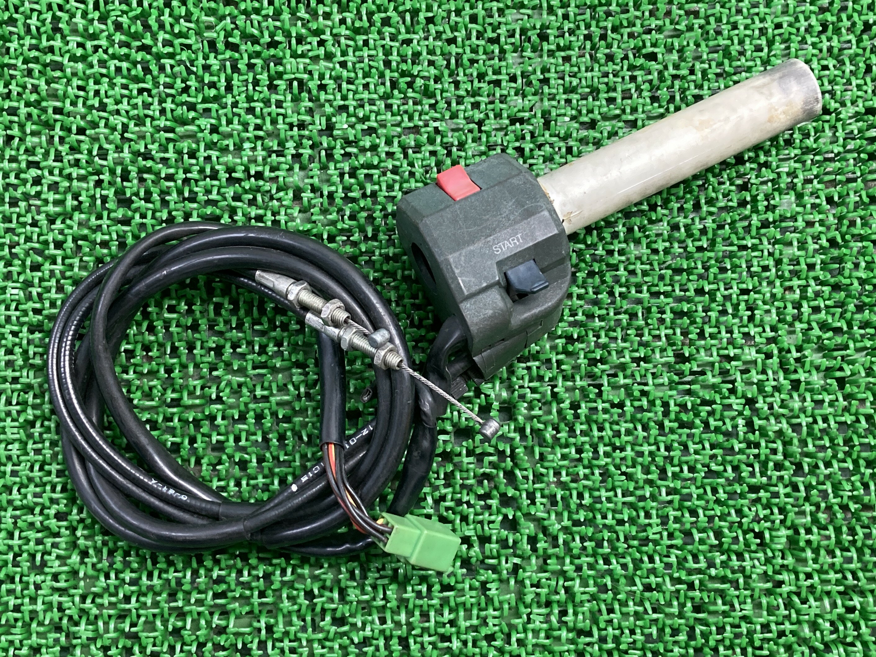 ゼファー1100ハンドルスイッチ右カワサキ純正バイク部品ZR1100AZRT10AZEPHYR1100スロットルホルダースイッチボックスコケキズ無し車検Genu...