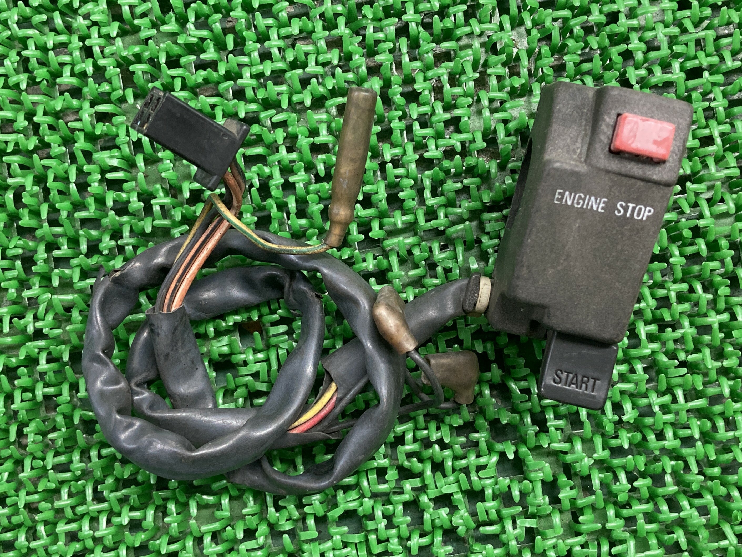 GSX250Sカタナハンドルスイッチ右スズキ純正バイク部品GJ76AKATANA刀スイッチボックス割れ欠け無し希少..