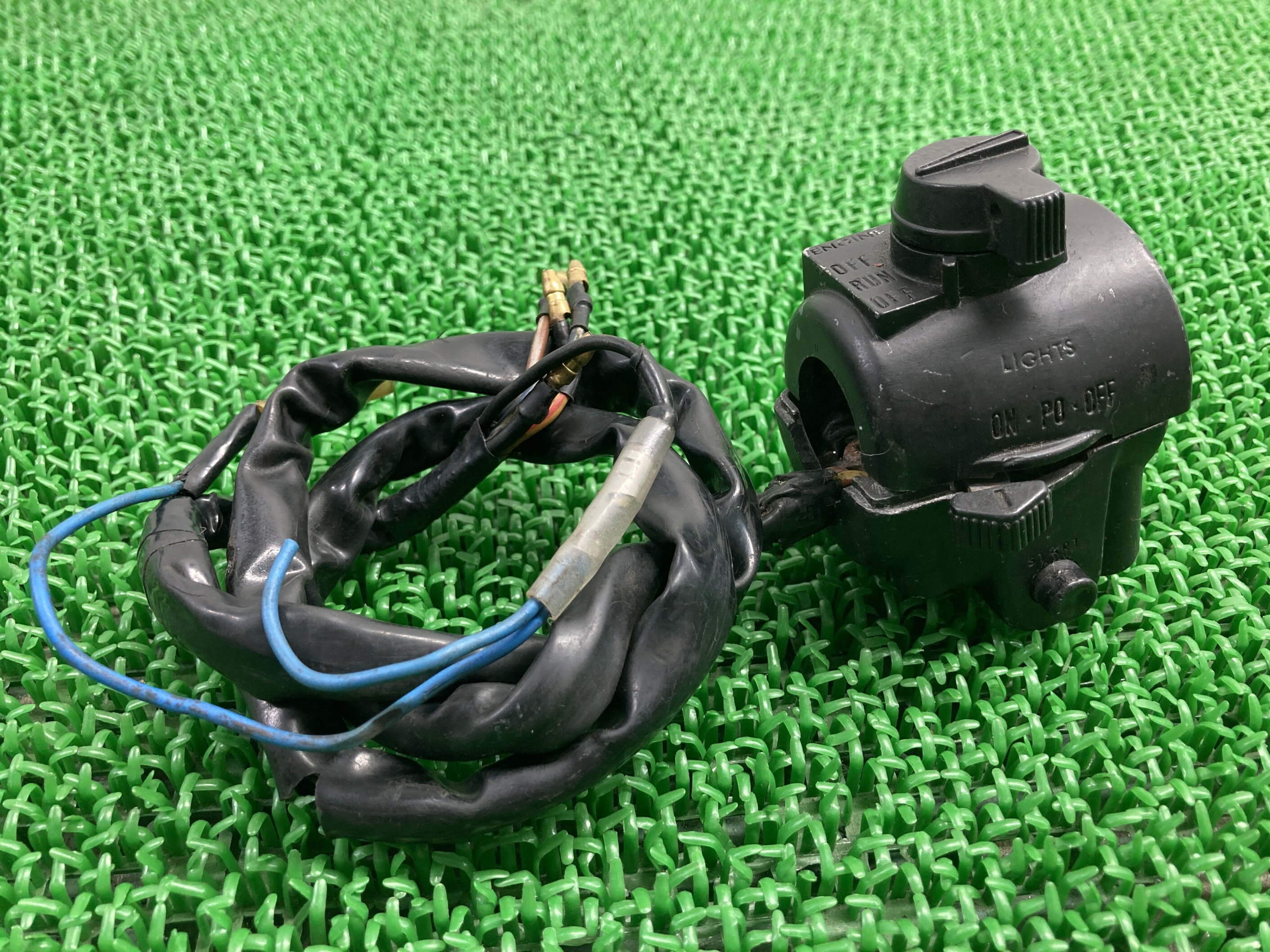 KZ1000ハンドルスイッチ右カワサキ純正バイク部品KZT00A当時物スイッチボックス割れ欠け無し品薄希少品車検Genuine【中古】 10