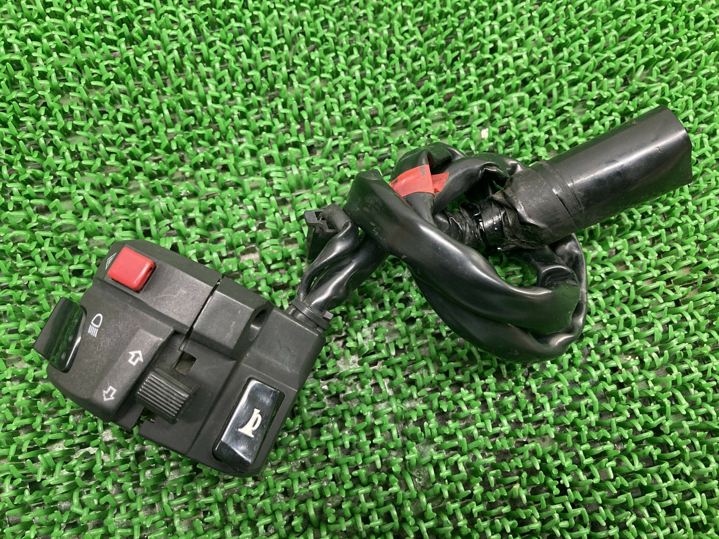 Vストローム250ハンドルスイッチ左スズキ純正バイク部品DS11A17-22年V-STROM250スイッチボックス割れ欠け無し希少品車検Genuine【中古】 ...