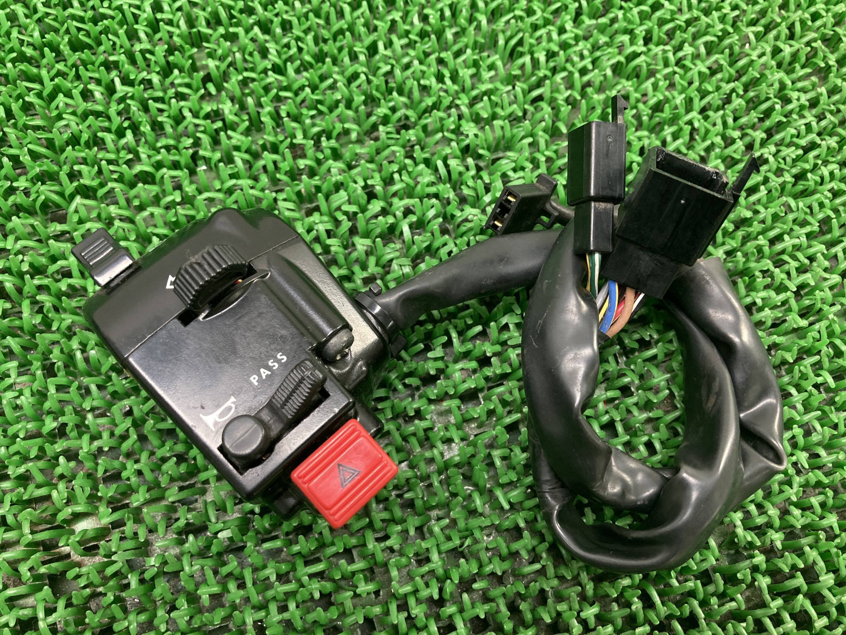 W650ハンドルスイッチ左カワサキ純正バイク部品EJ650Aハザード付きスイッチボックス割れ欠け無し品薄希少品車検Genuine【中古】 83