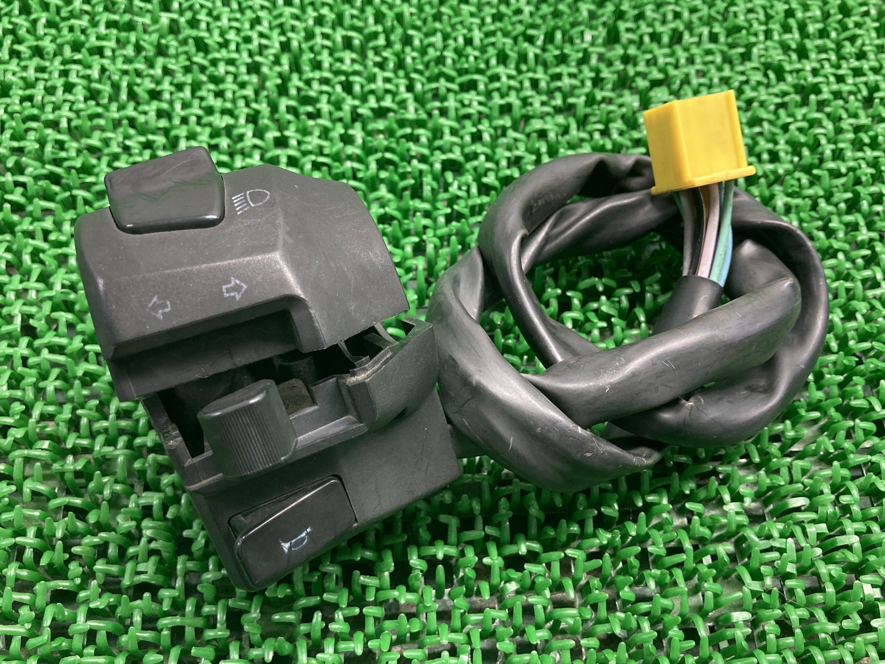 GSX-R125ハンドルスイッチ左スズキ純正バイク部品DL33B18-22年スイッチボックス割れ欠け無し品薄希少品車検Genuine【中古】 77