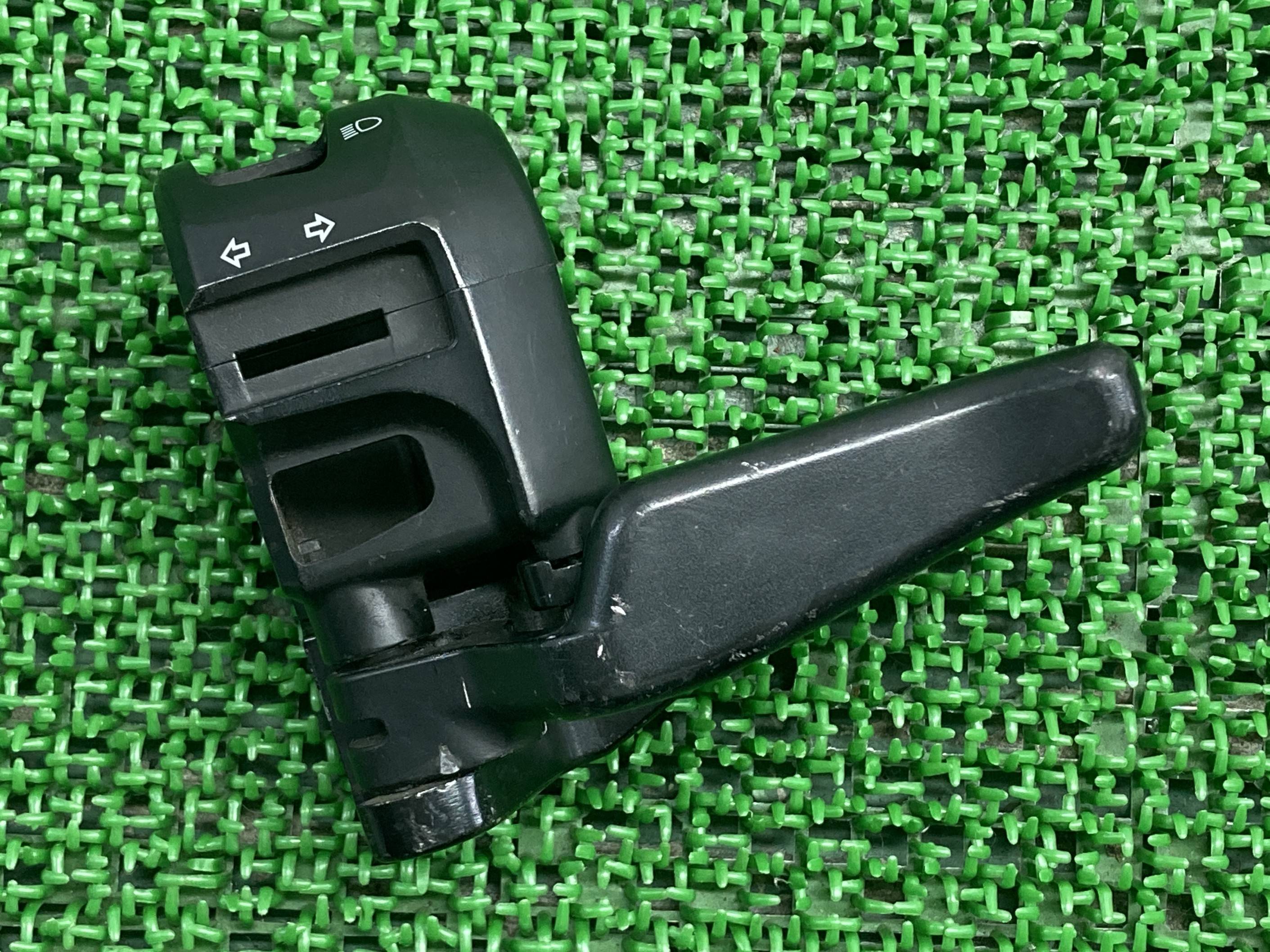 マジェスティハンドルスイッチケース左ヤマハ純正バイク部品SG03JMajestyスイッチボックスパーキングレバー割れ欠け無し品薄車検Genuine【中古】 75