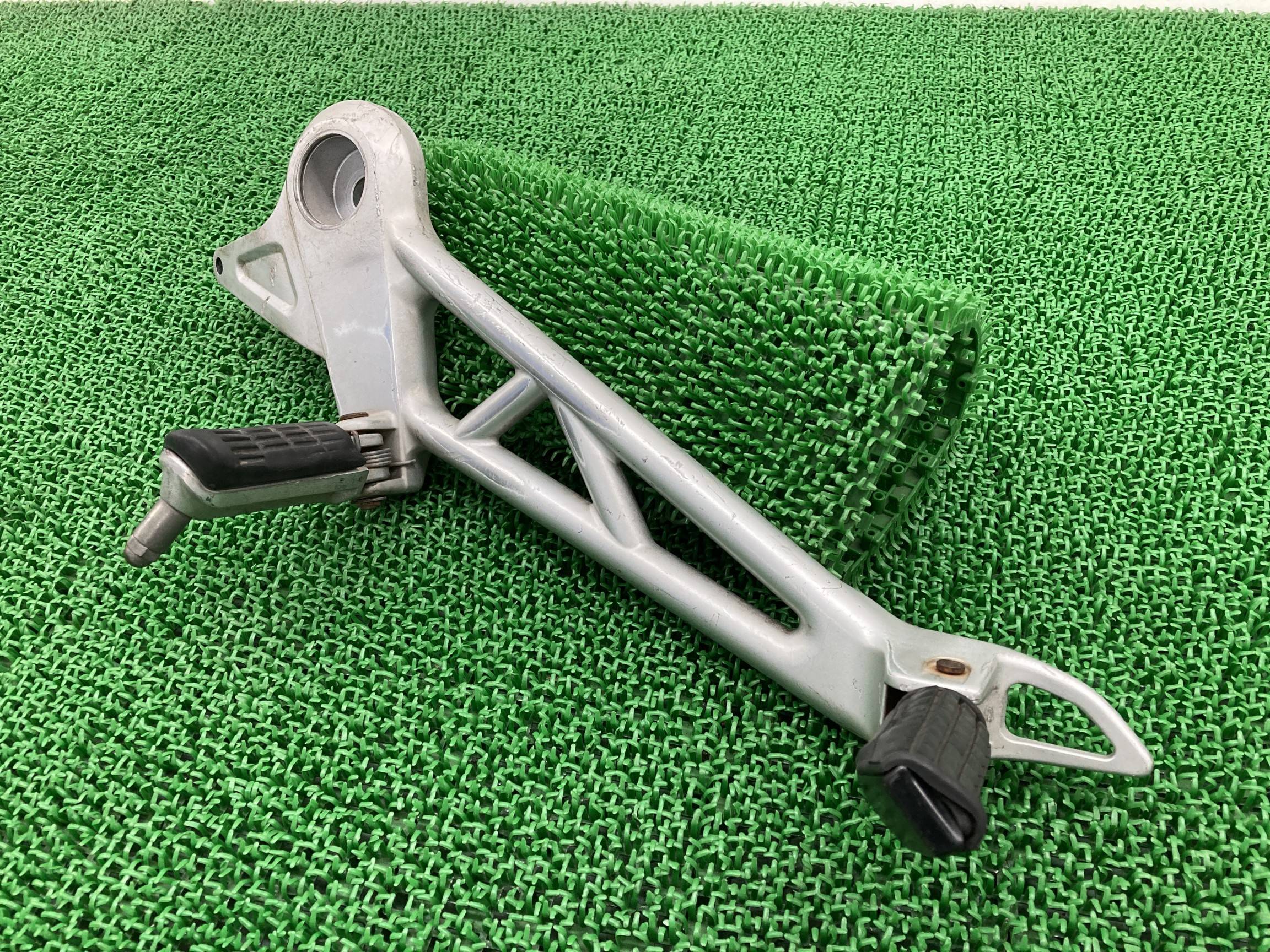 VTR250 ステップ 左 ホンダ 純正 バイク 部品 MC33 ステッププレート ホルダー ペグ コケキズ無し 車検 Genuine 【中古】 28