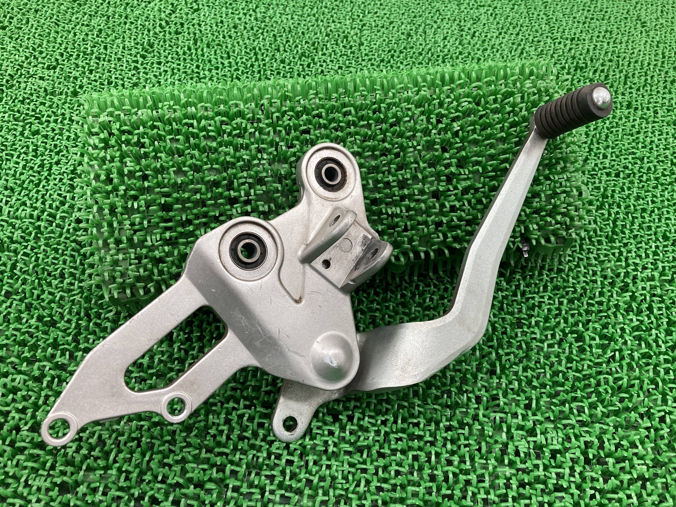 MT-07 ステップホルダー 右 ヤマハ 純正 バイク 部品 RM07J メインステップ ブレーキペダル 曲がり無し 品薄 車検 Genuine 【中古】 5