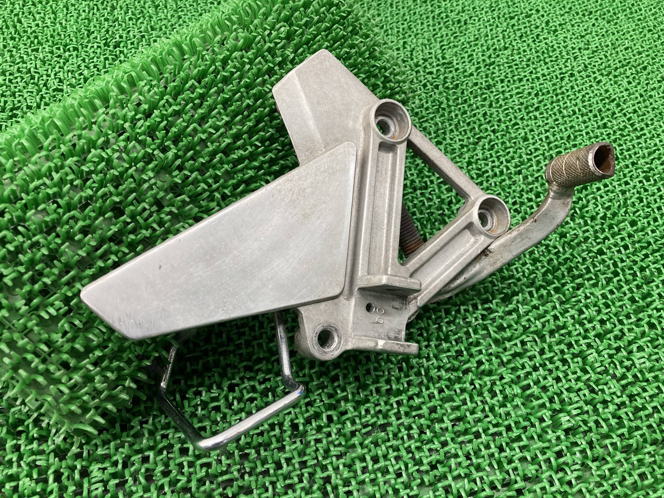 ブロス400 ステップホルダー 右 ホンダ 純正 バイク 部品 NC25 メインステップ ブレーキペダル ペイント素材に 品薄 車検 Genuine 【中古】 70(2)