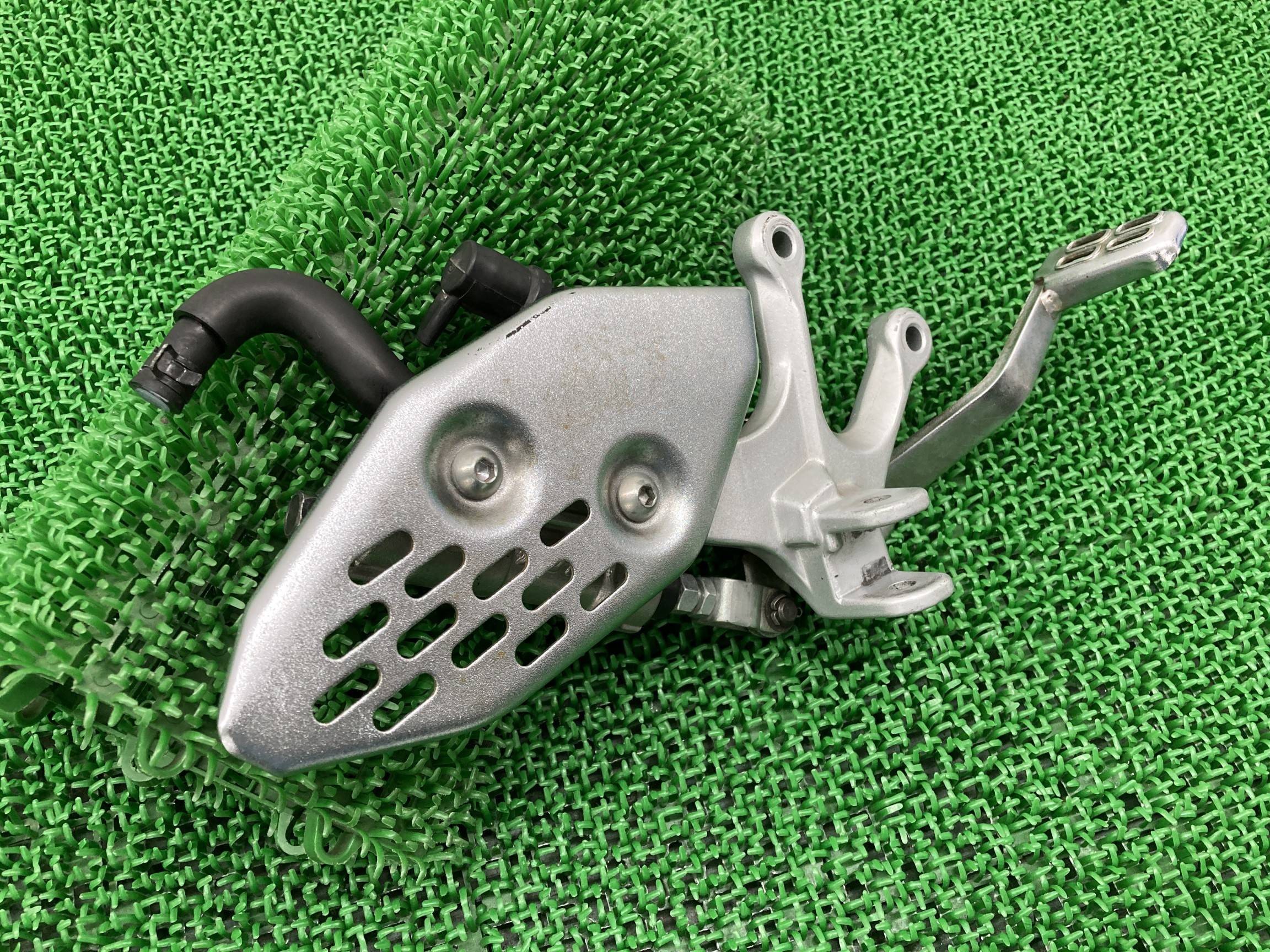 YZF-R25 ステップホルダー 右 ヤマハ 純正 バイク 部品 RG10J ヒールガード ブレーキペダル 曲がり無し 品薄 車検 Genuine 【中古】 56