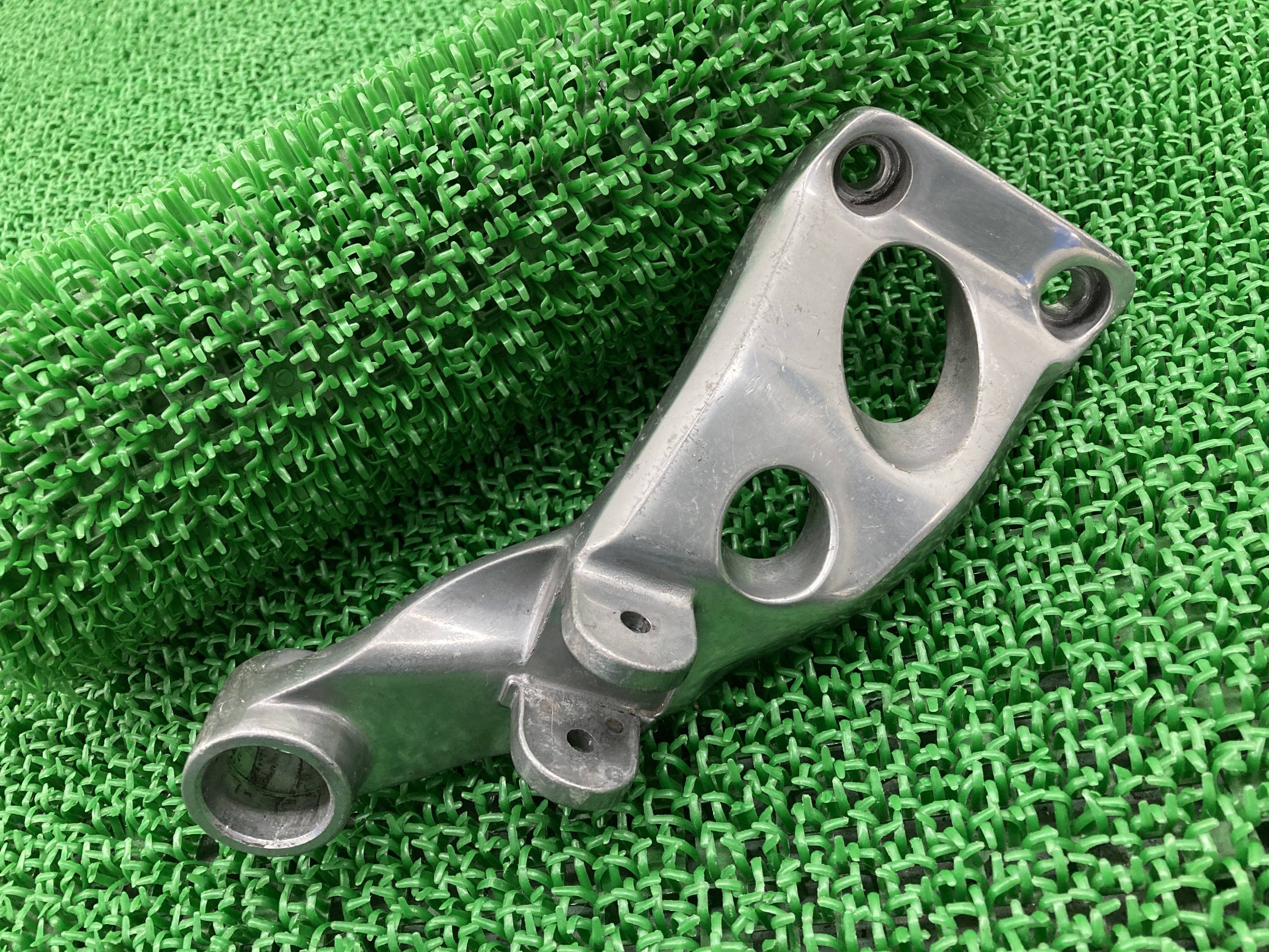 ZRX1200R タンデムステップホルダー 右 カワサキ 純正 バイク 部品 ZRT20A DAEG マフラーステー 品薄 希少品 車検 Genuine 【中古...