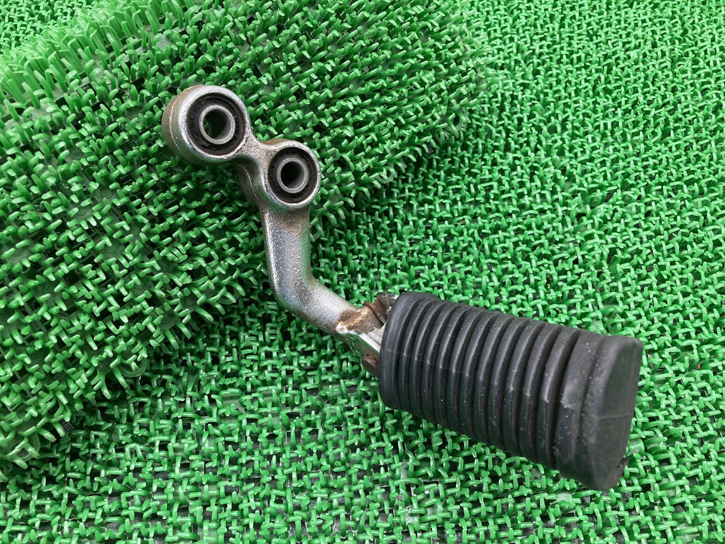 グラストラッカー タンデムステップ 左 スズキ 純正 バイク 部品 NJ47A メインステップ 曲がり無し 品薄 希少品 車検 Genuine 【中古】 27