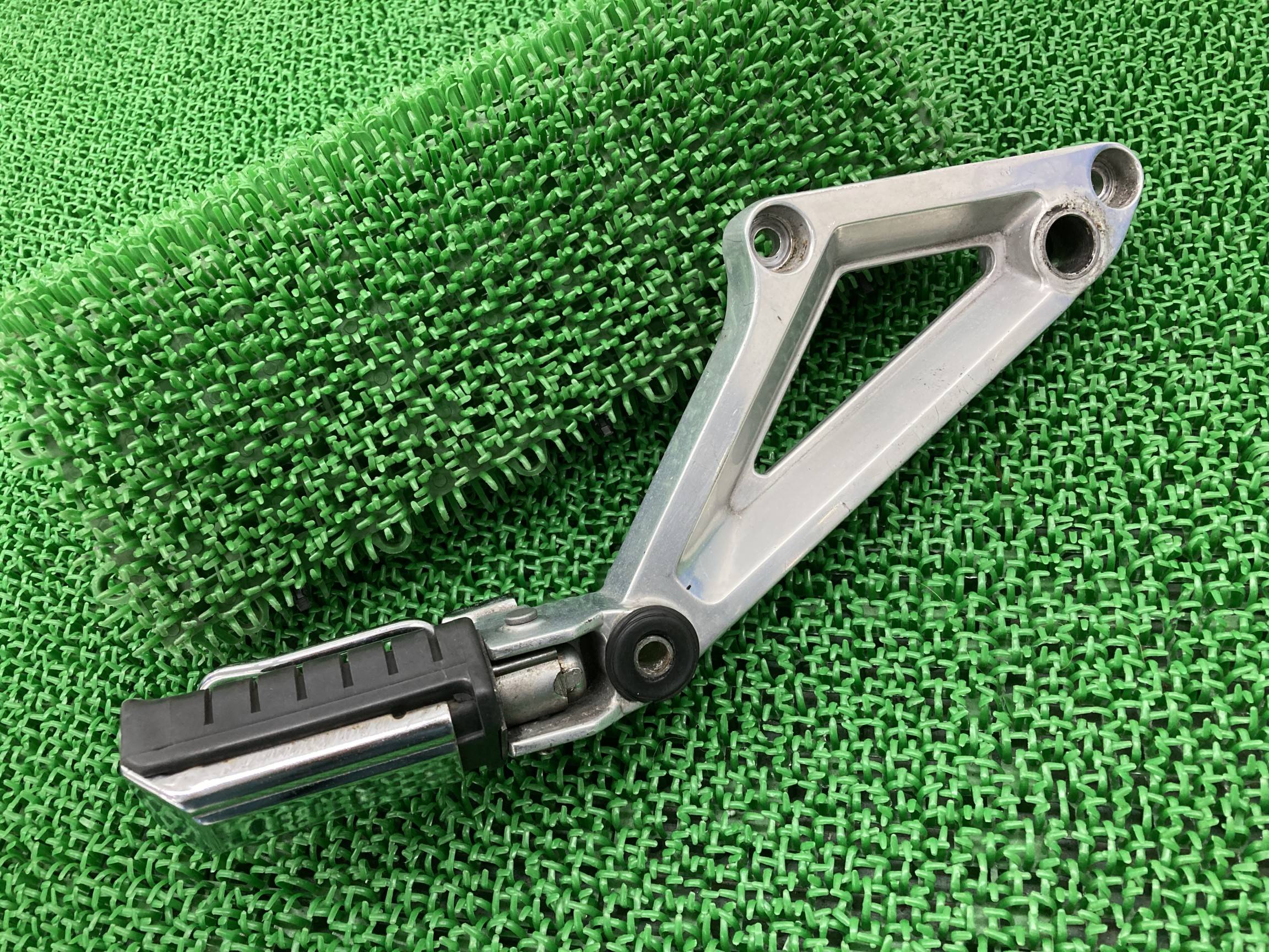 VF750セイバー ステップ 右 ホンダ 純正 バイク 部品 RC07 ステッププレート タンデムステップペグ 曲がり無し 車検 Genuine 【中古】 17