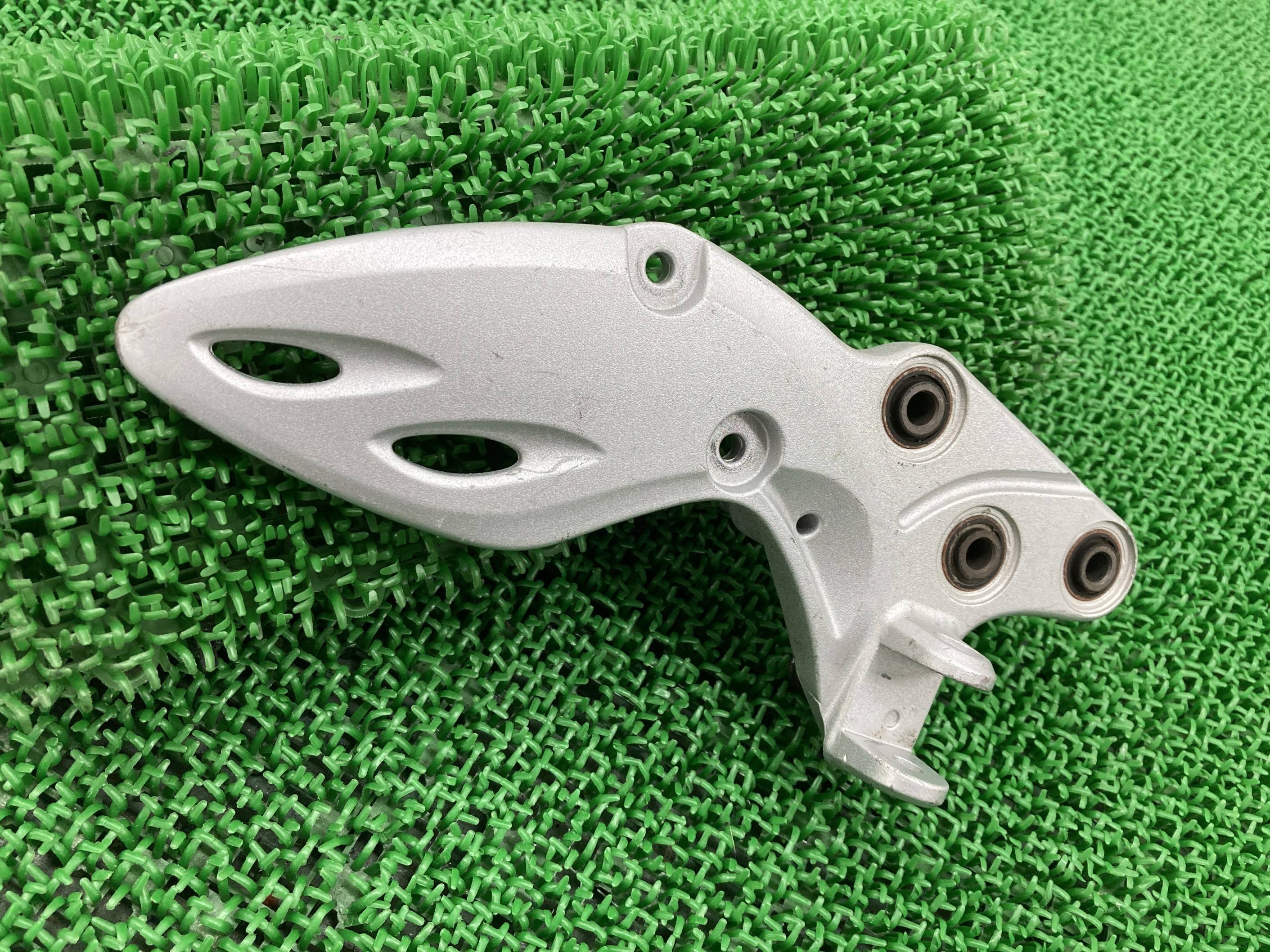 GSX1300Rハヤブサ ステップホルダー 右 スズキ 純正 バイク 部品 GX72A GX72B 隼 HAYABUSA メインステップ 車検 Genuine ...