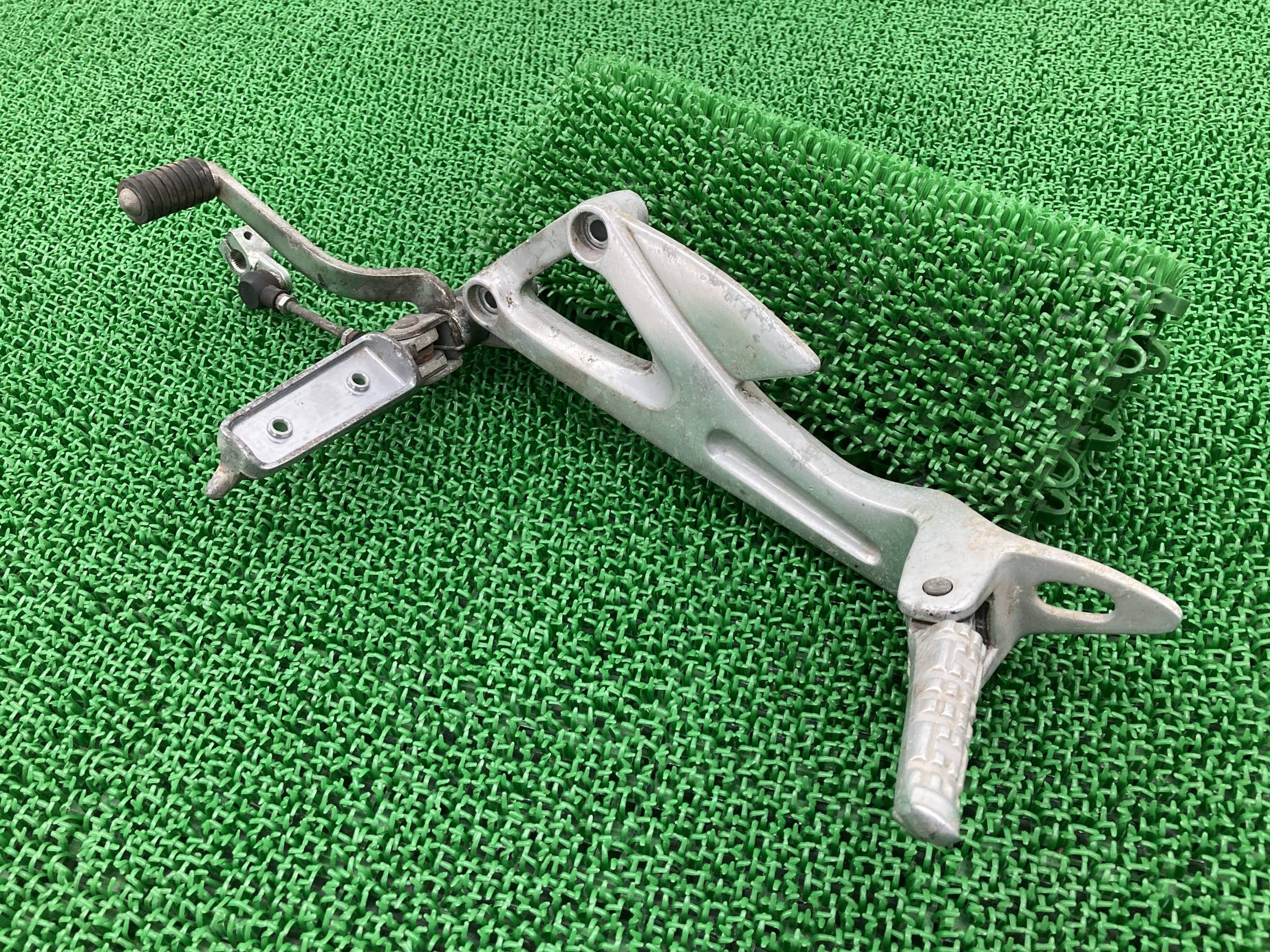 ジール ステップ 左 ヤマハ 純正 バイク 部品 ZEAL メインステップ タンデムステップ ペグ ロッド 車検 Genuine 【中古】 0