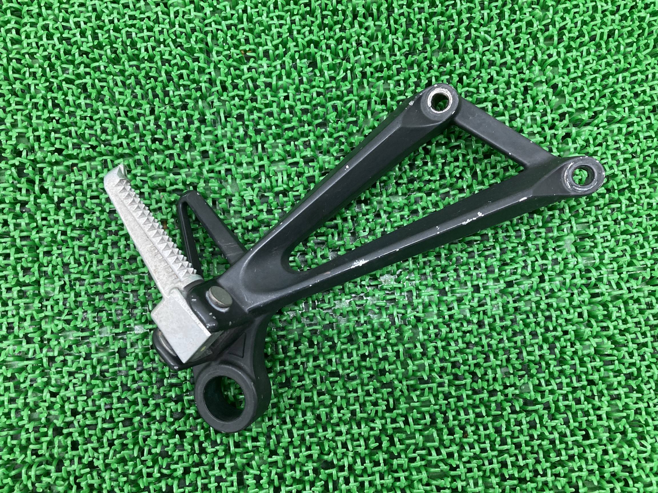 YZF-R25 タンデムステップ 右 ヤマハ 純正 バイク 部品 RG10J RG43J ペグ MT-25 YZF-R3 車検 Genuine 【中古】 76