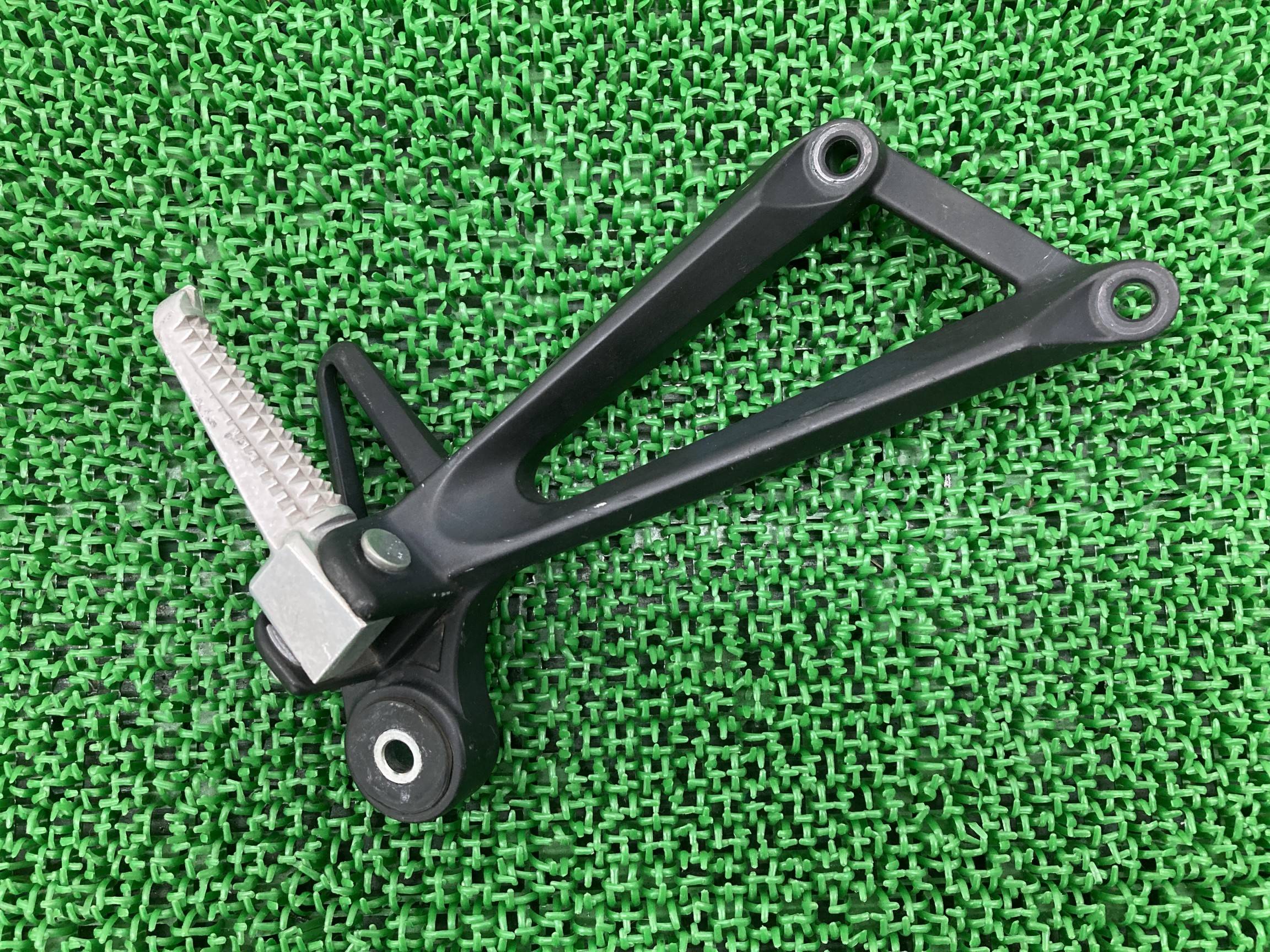 YZF-R25 タンデムステップ 右 ヤマハ 純正 バイク 部品 RG10J RG43J ペグ MT-25 YZF-R3 車検 Genuine 【中古】 74