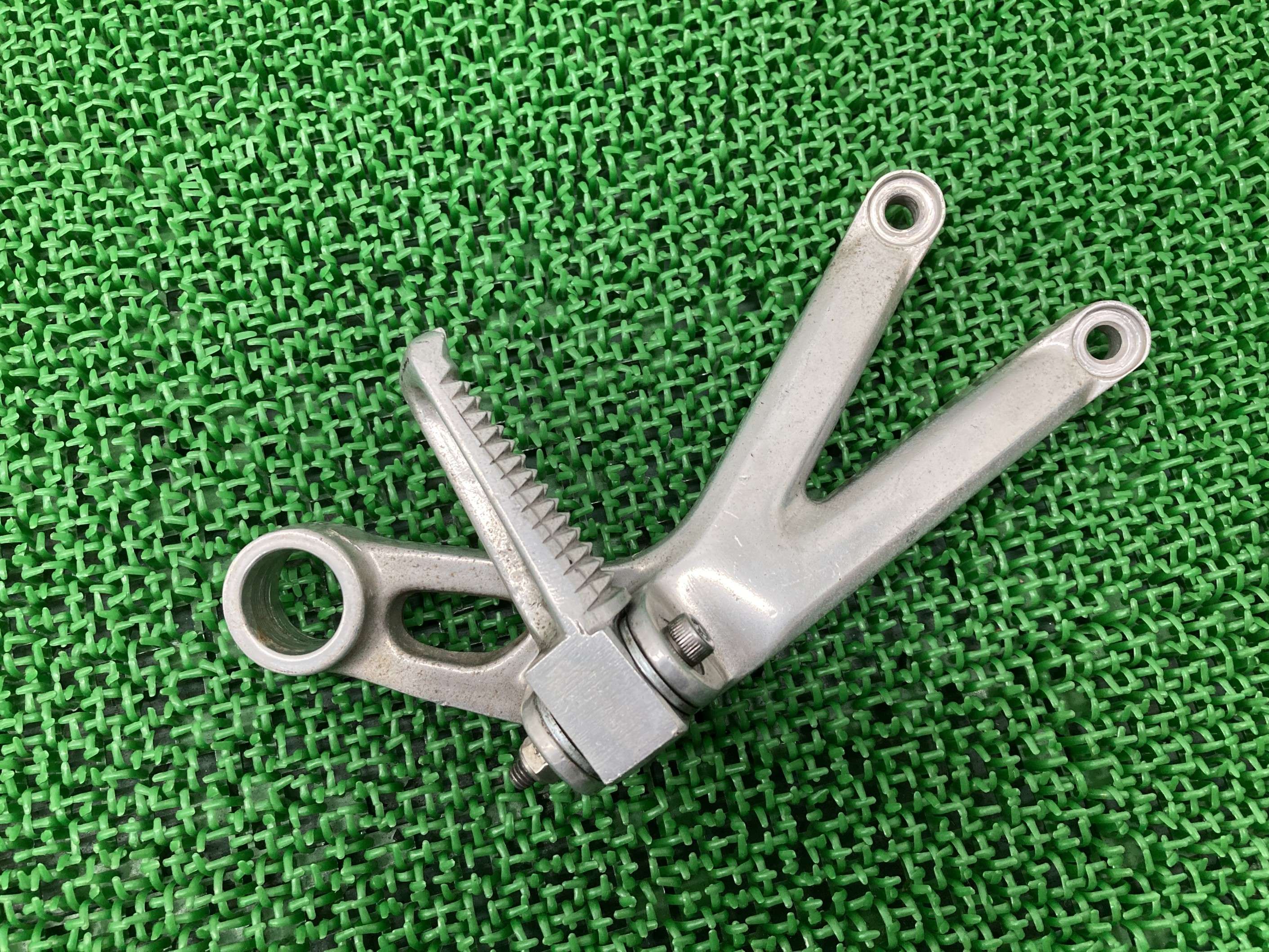 YZF-R6 タンデムステップ 右 ヤマハ 純正 バイク 部品 RJ03 99年モデル 初期型 ペグ 曲がり無し 車検 Genuine 【中古】 71